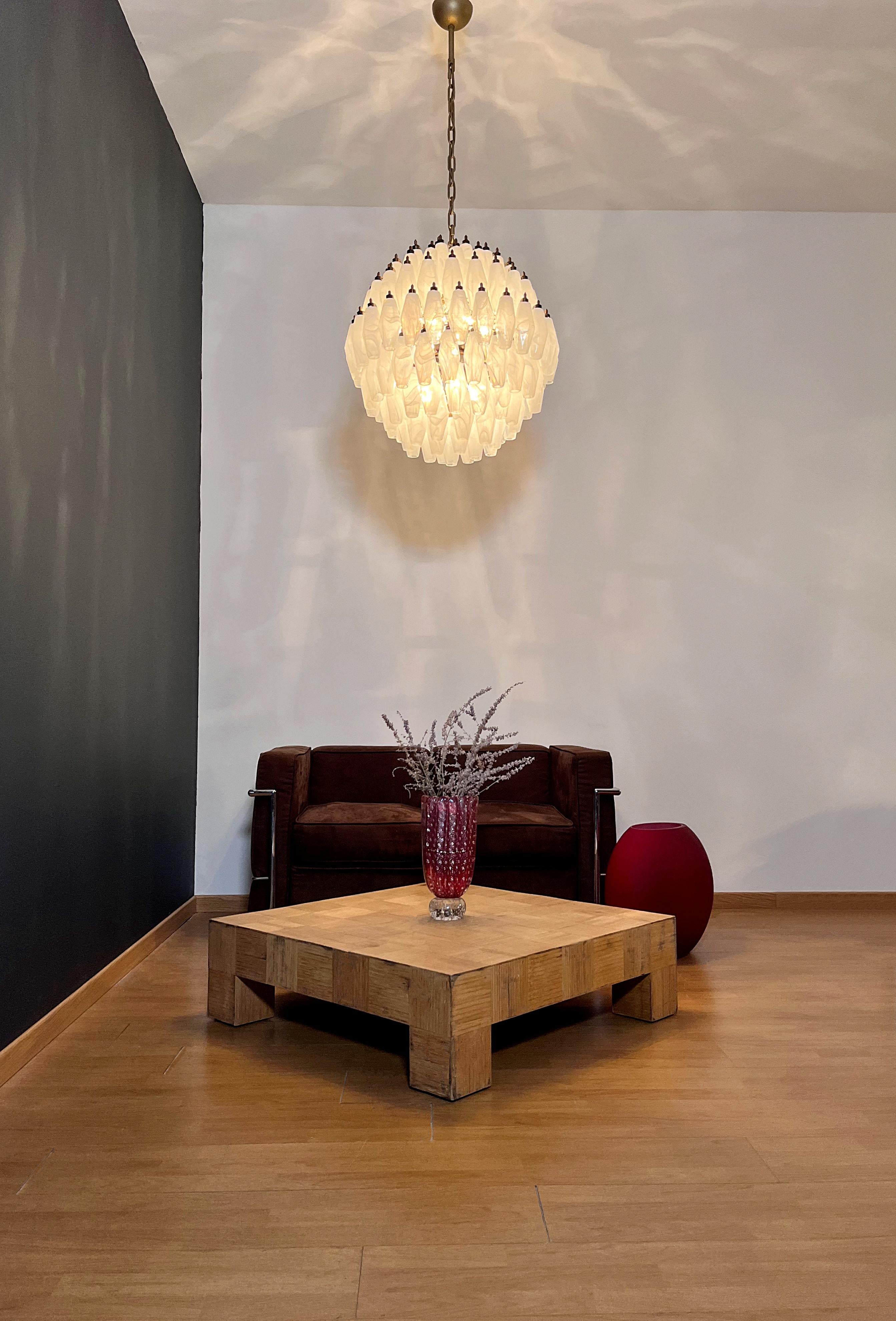 Amazing spherical Murano polyhedrons Chandelier - 140 white alabaster polyhedrons For Sale 3