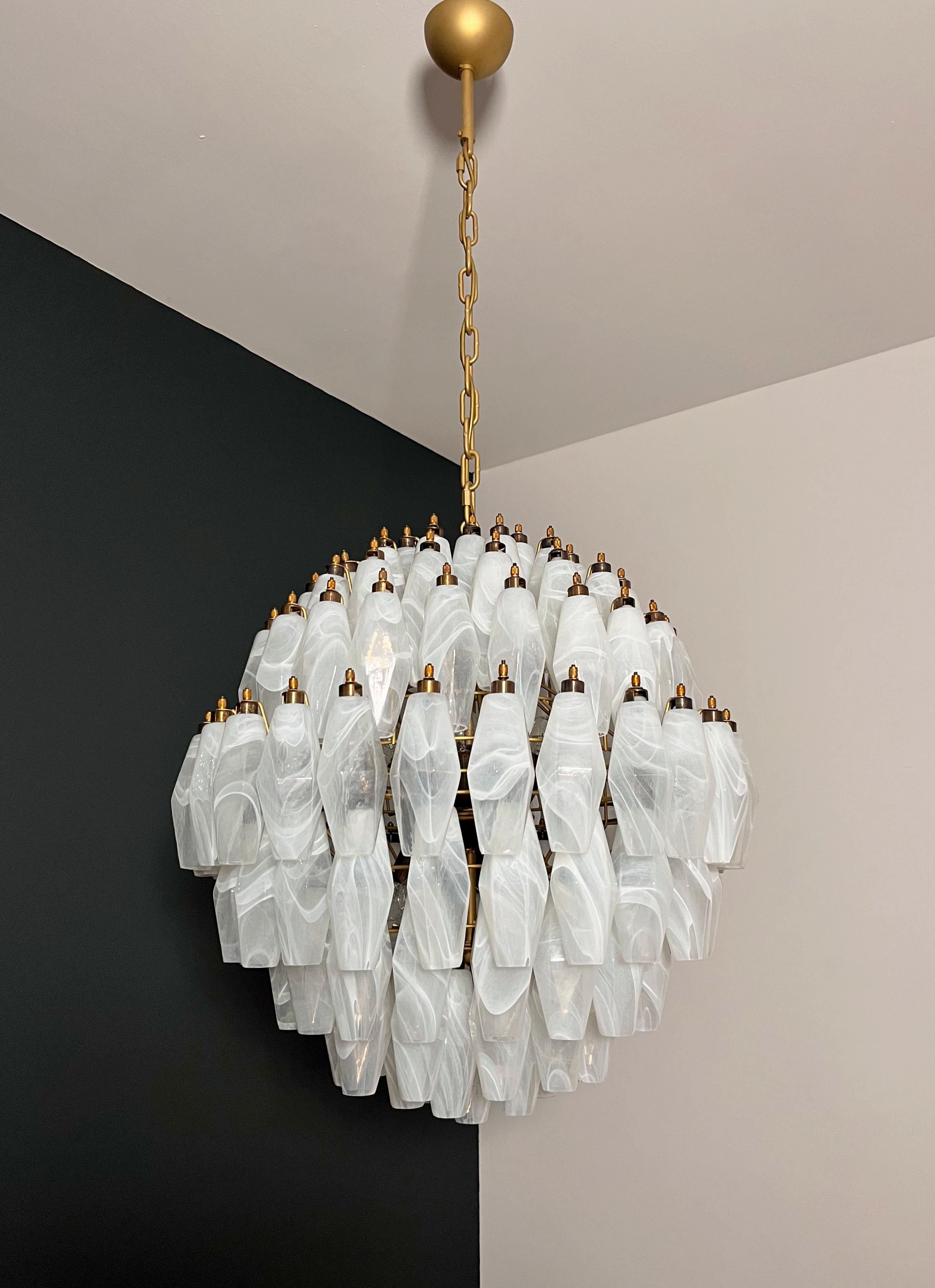 Amazing spherical Murano polyhedrons Chandelier - 140 white alabaster polyhedrons For Sale 12