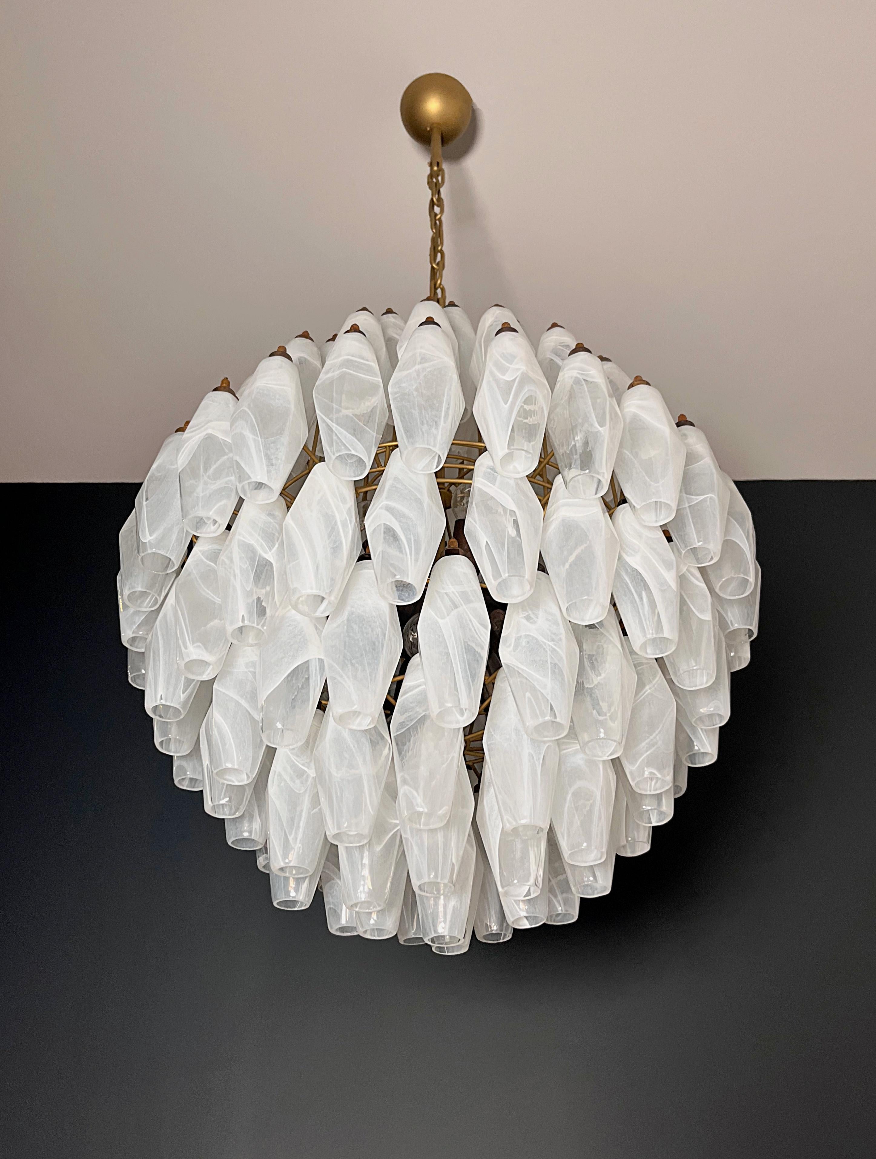 Amazing spherical Murano polyhedrons Chandelier - 140 white alabaster polyhedrons In Good Condition For Sale In Gaiarine Frazione Francenigo (TV), IT