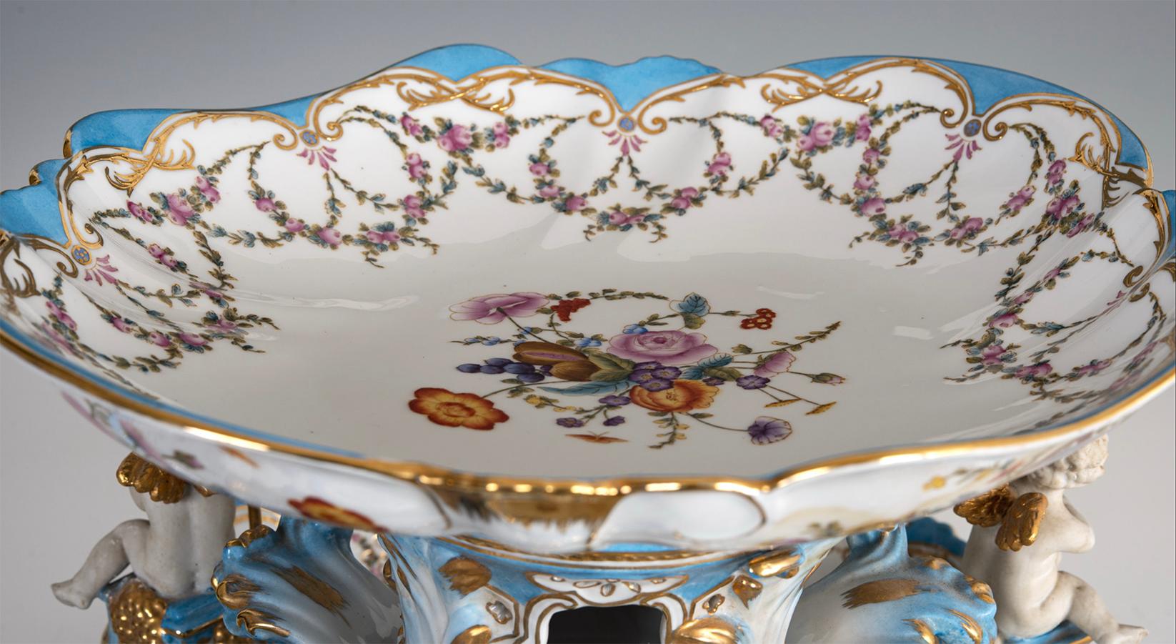 An exemplary performance from the historic French factory. From the private collection of Countess Nikolic.
With indication Sevres
Size: approx. 31 x 64 cm
6 pieces - 4 bowls bottom, 1 bowl top, 1 middle
Beautiful, bright colours
Decorated with