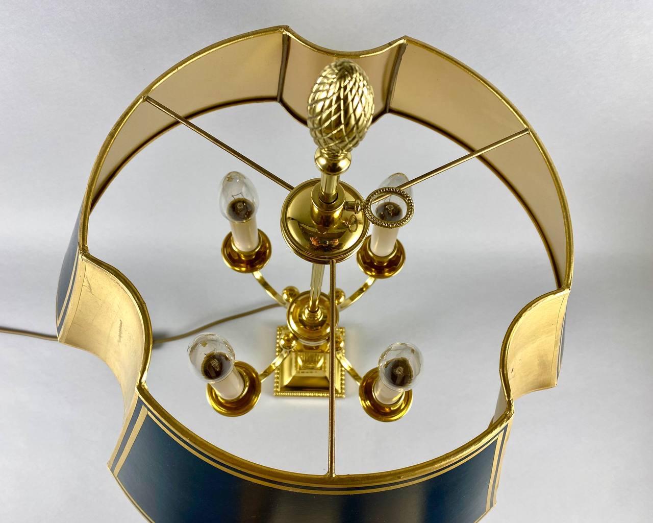 Incroyable lampe de bureau pour 4 lampes  Lampe de table vintage en laiton doré en vente 2