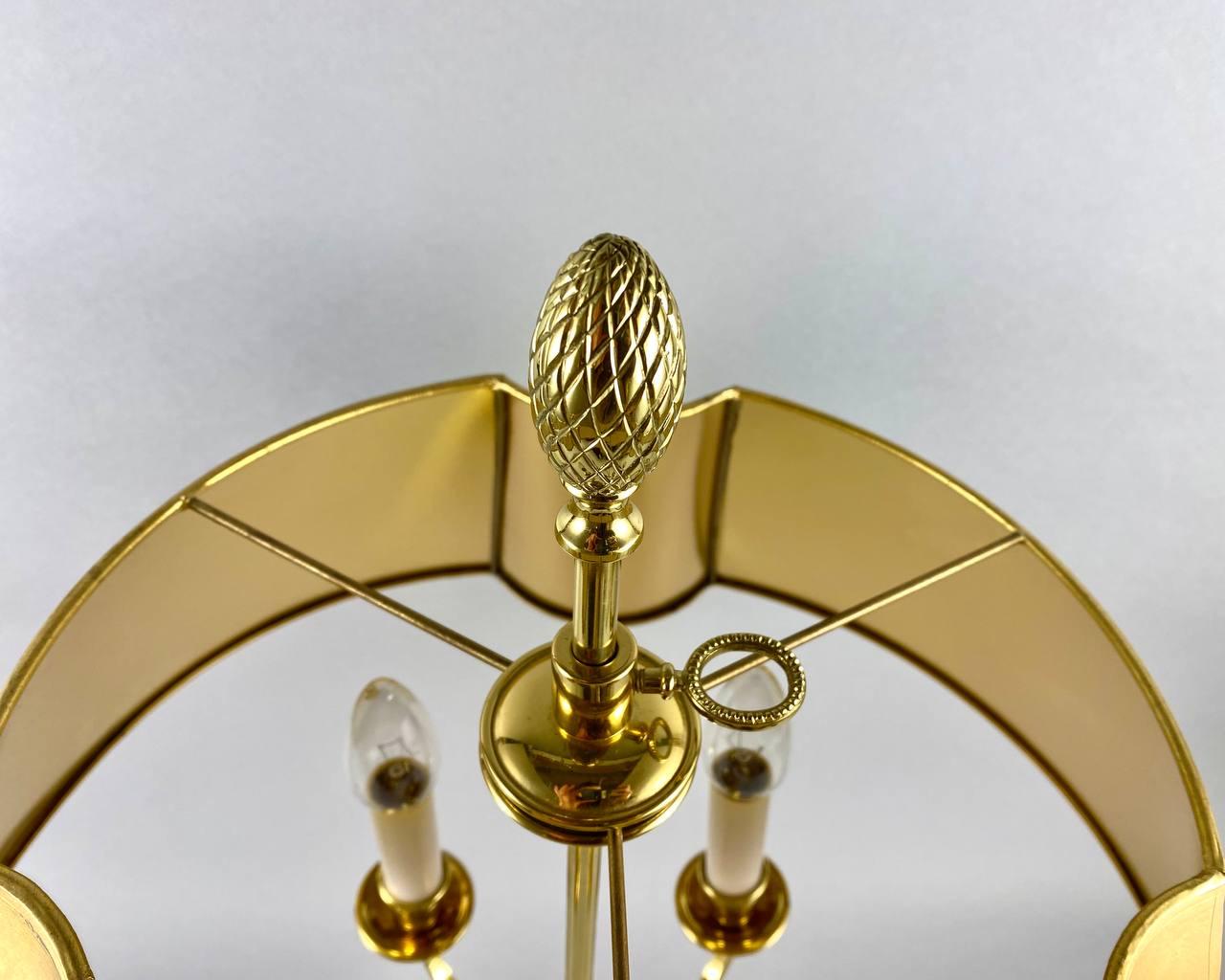 Incroyable lampe de bureau pour 4 lampes  Lampe de table vintage en laiton doré en vente 3