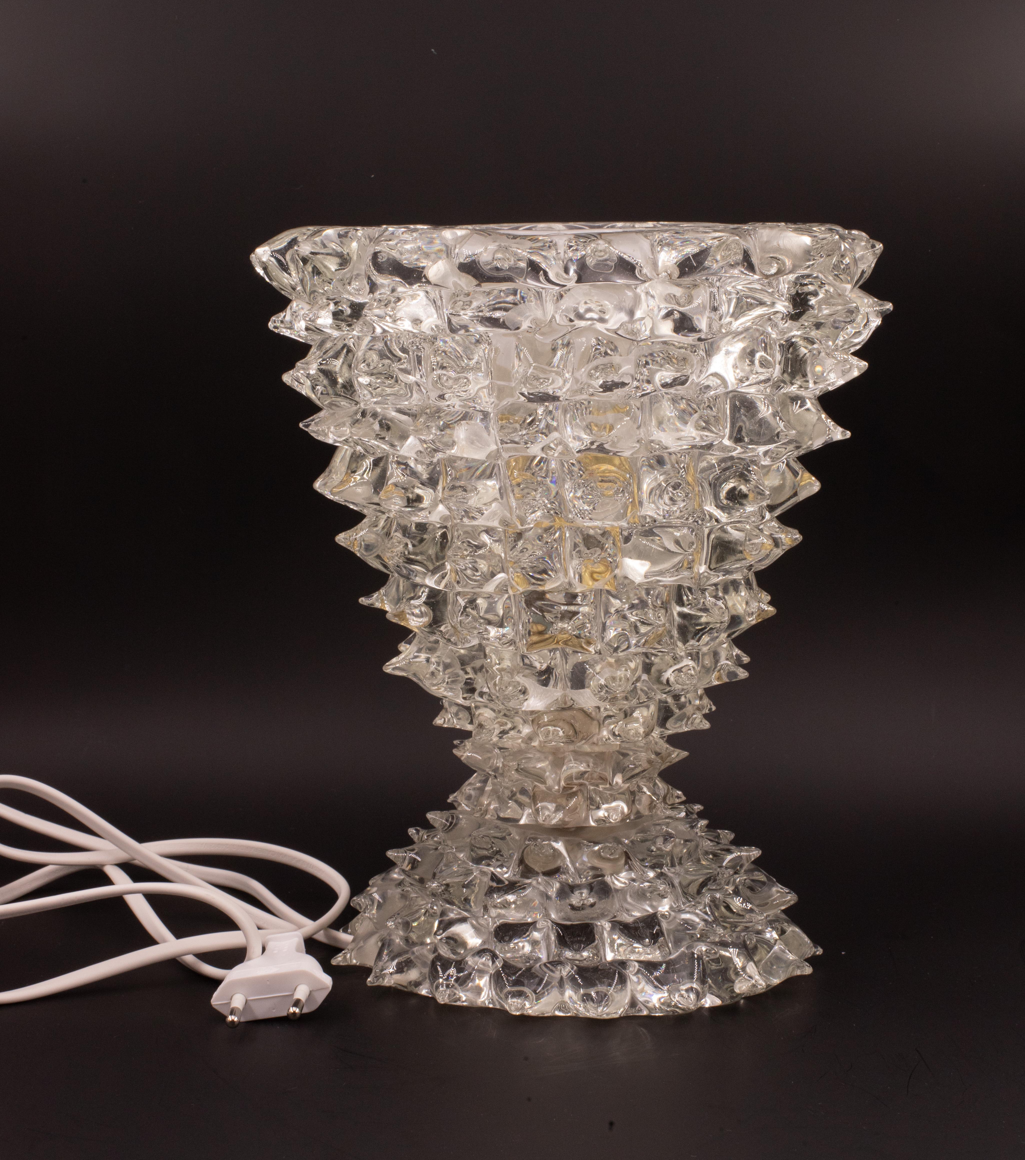 Extraordinaire lampe de table ou vase en verre de Murano rostrato soufflé à la bouche du milieu du siècle dernier. 
Ce magnifique objet a été produit dans les années 1940 en Italie par Ercole Barovier pour Barovier&Toso. 
Ce chef-d'œuvre est un