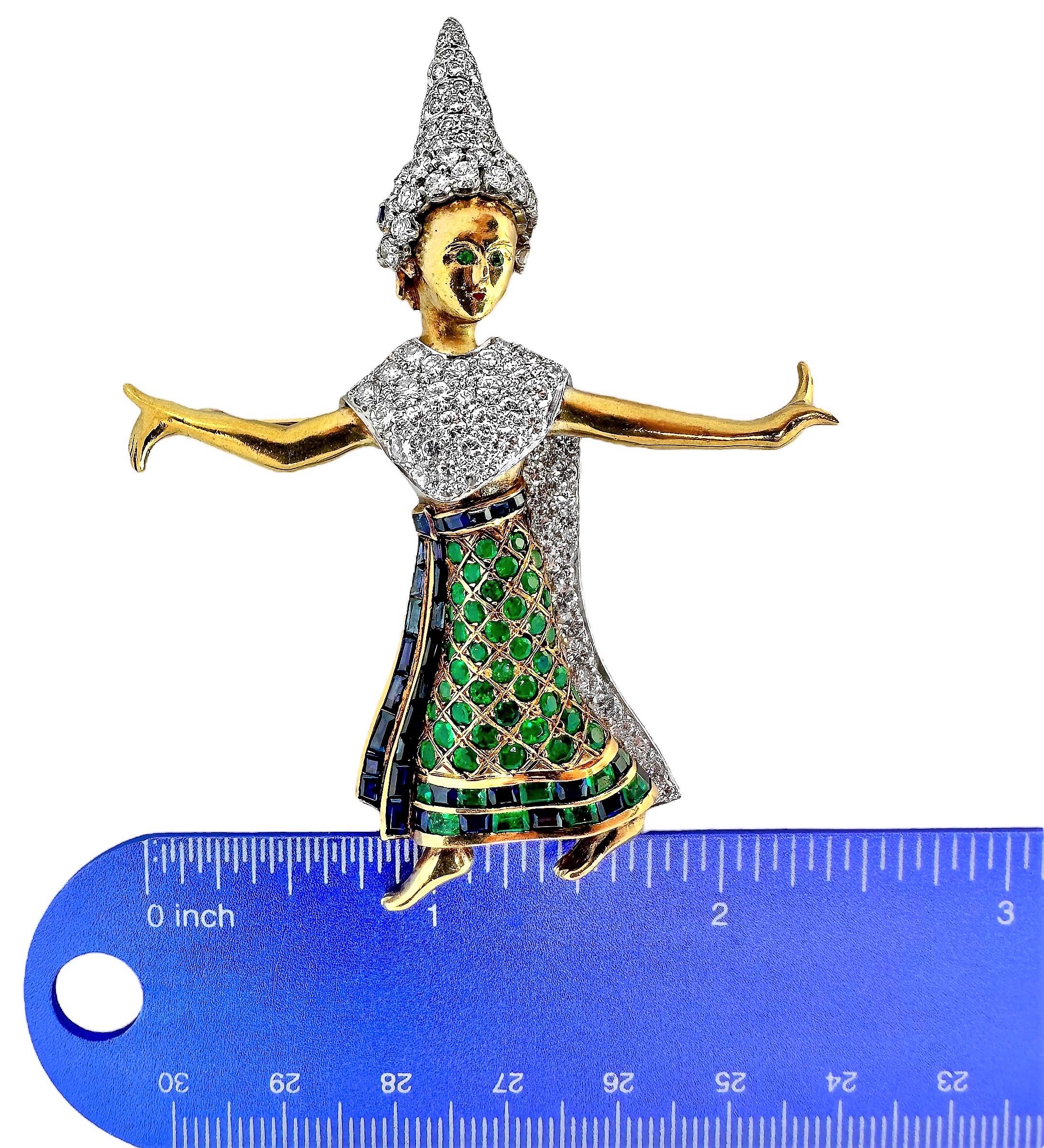 Etonnante broche danseuse classique thaïlandaise avec émeraudes, saphirs et diamants Pour femmes en vente