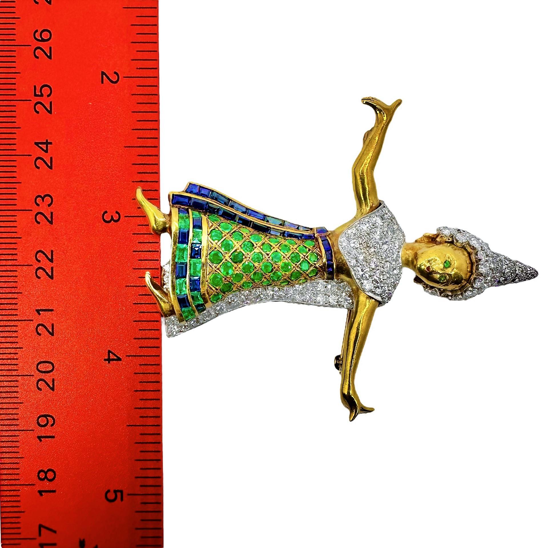 Etonnante broche danseuse classique thaïlandaise avec émeraudes, saphirs et diamants en vente 1
