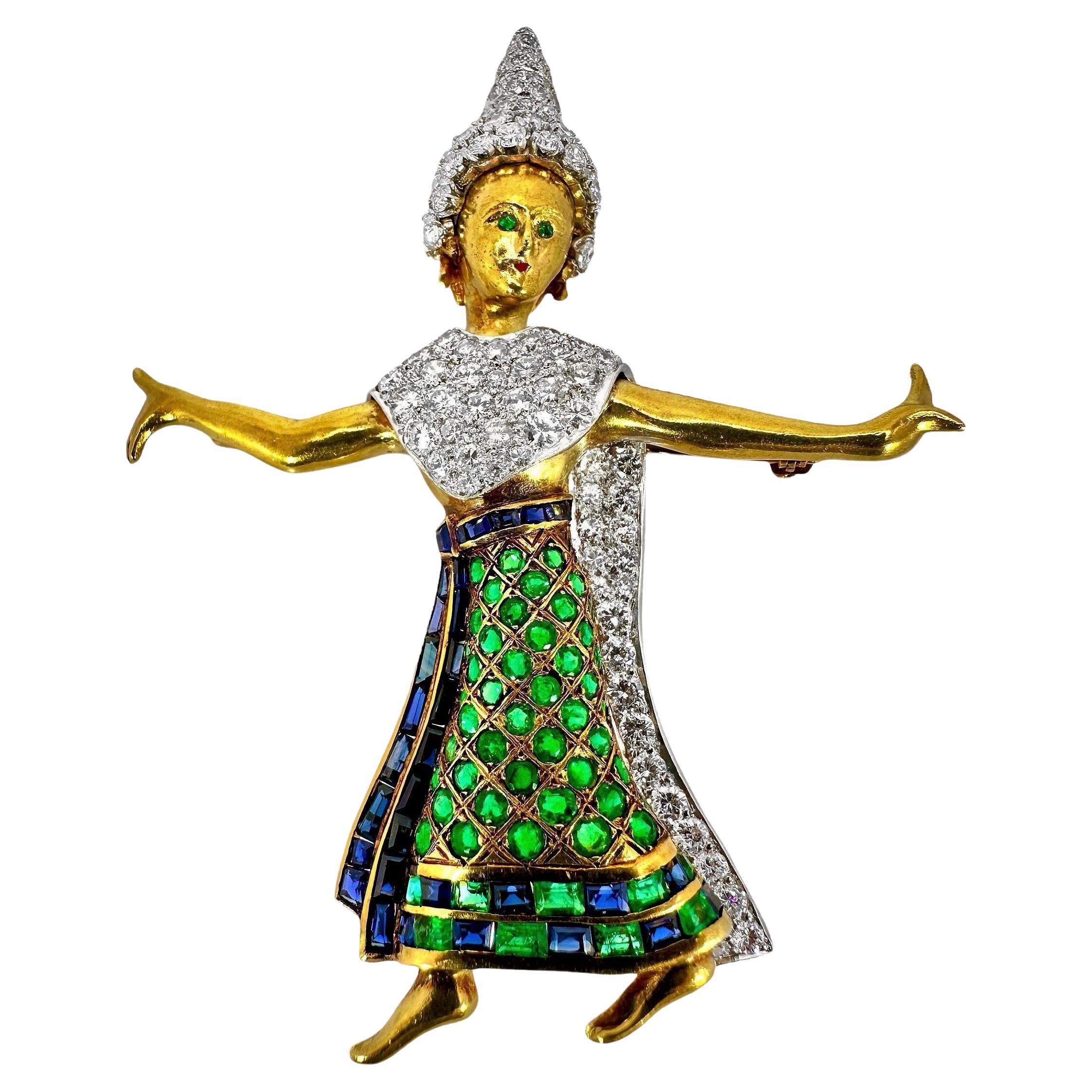 Etonnante broche danseuse classique thaïlandaise avec émeraudes, saphirs et diamants en vente