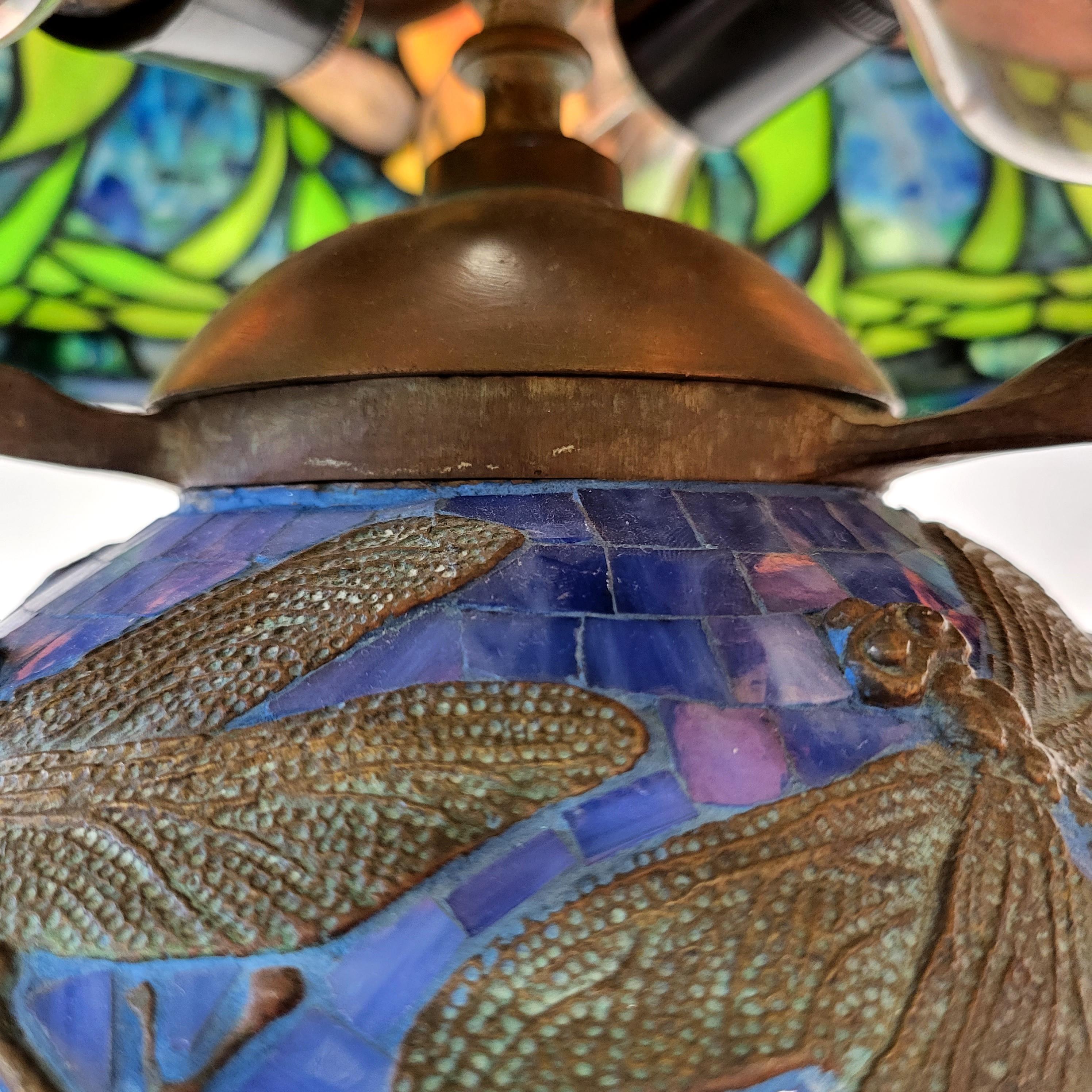Américain Magnifique lampe de bureau de style Tiffany avec poisson libellule en vente