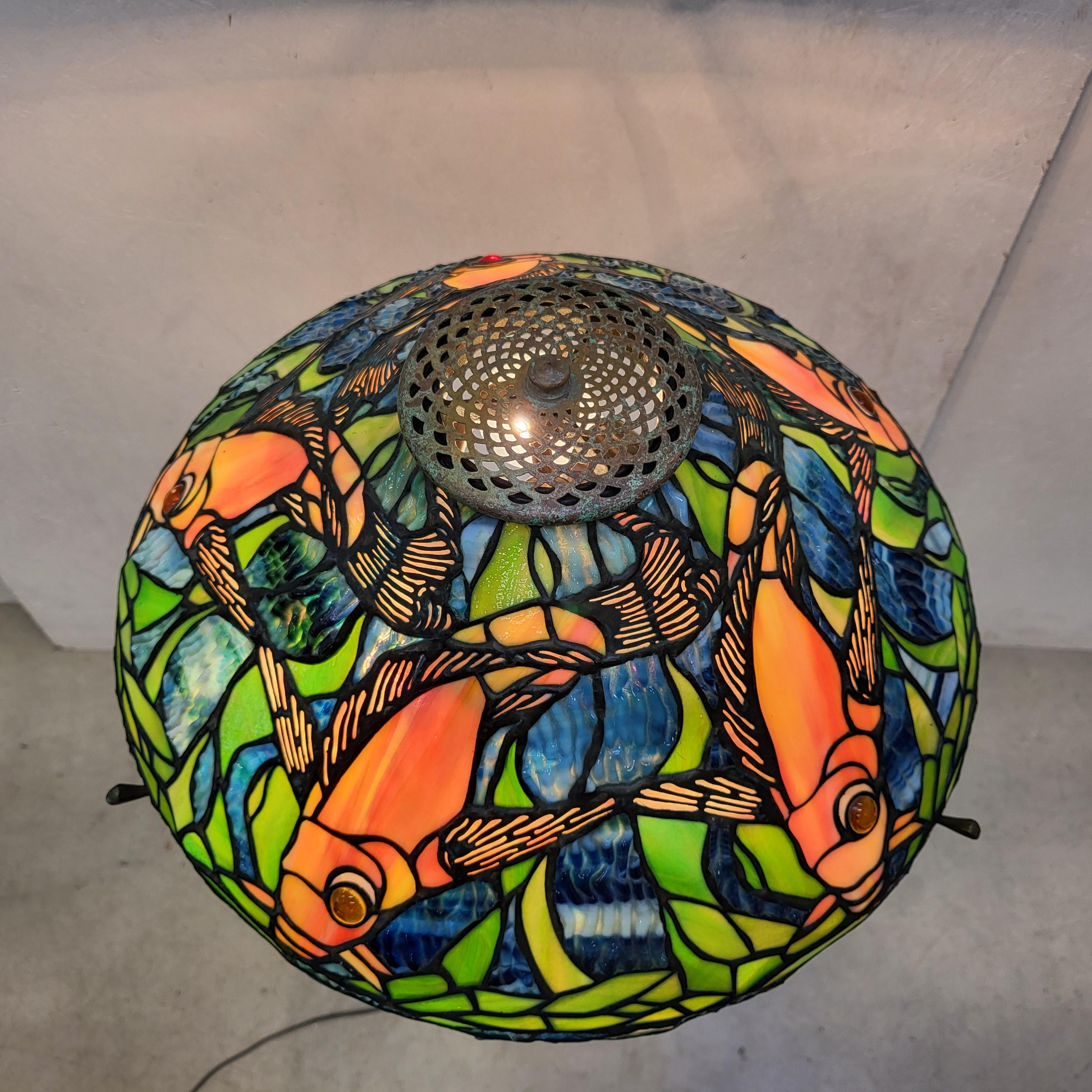 Verre Magnifique lampe de bureau de style Tiffany avec poisson libellule en vente