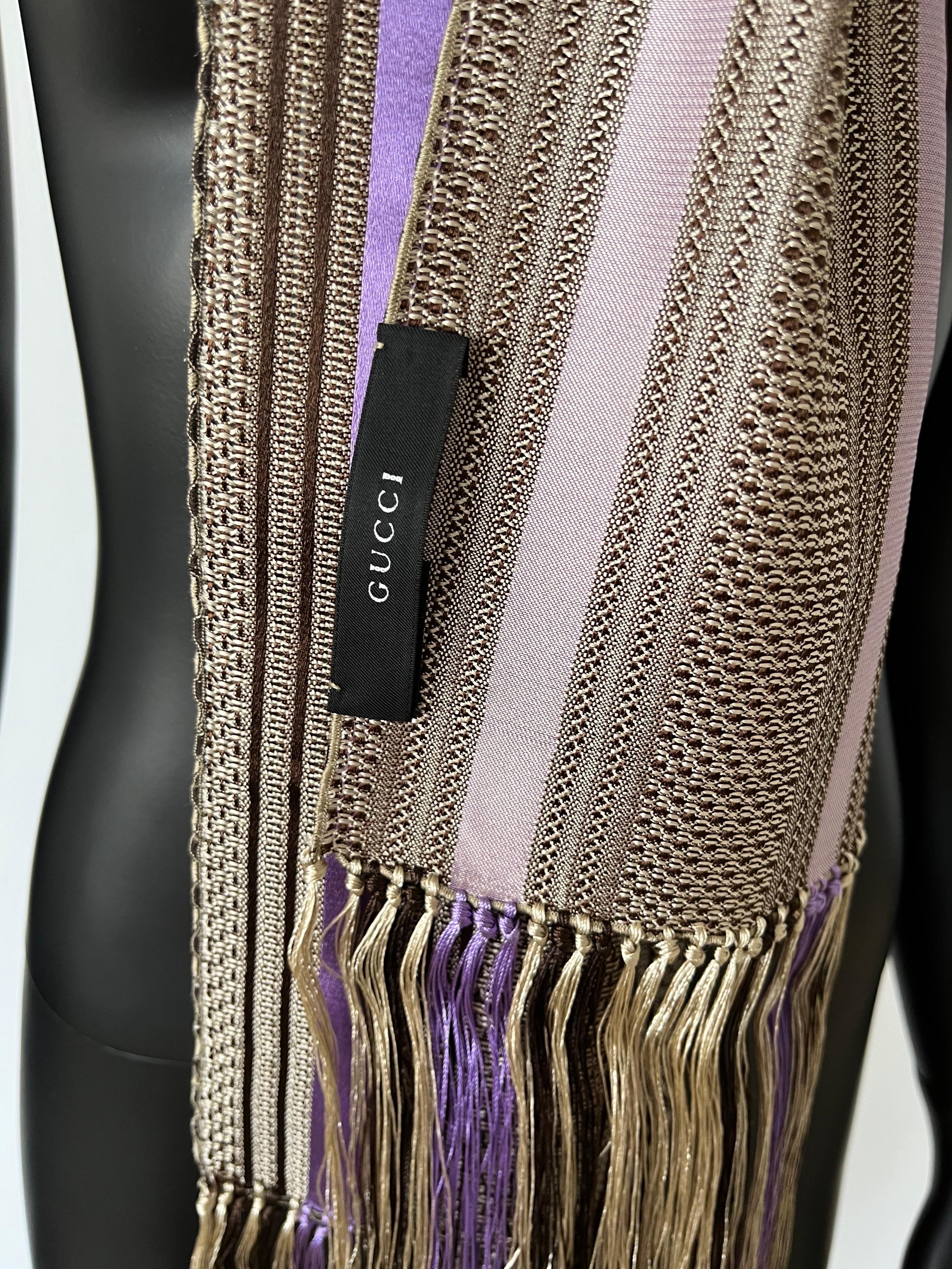 Magnifique et rare écharpe à pompons rayée Tom Ford for Gucci. Dans l'emballage d'origine.

Excellent état.