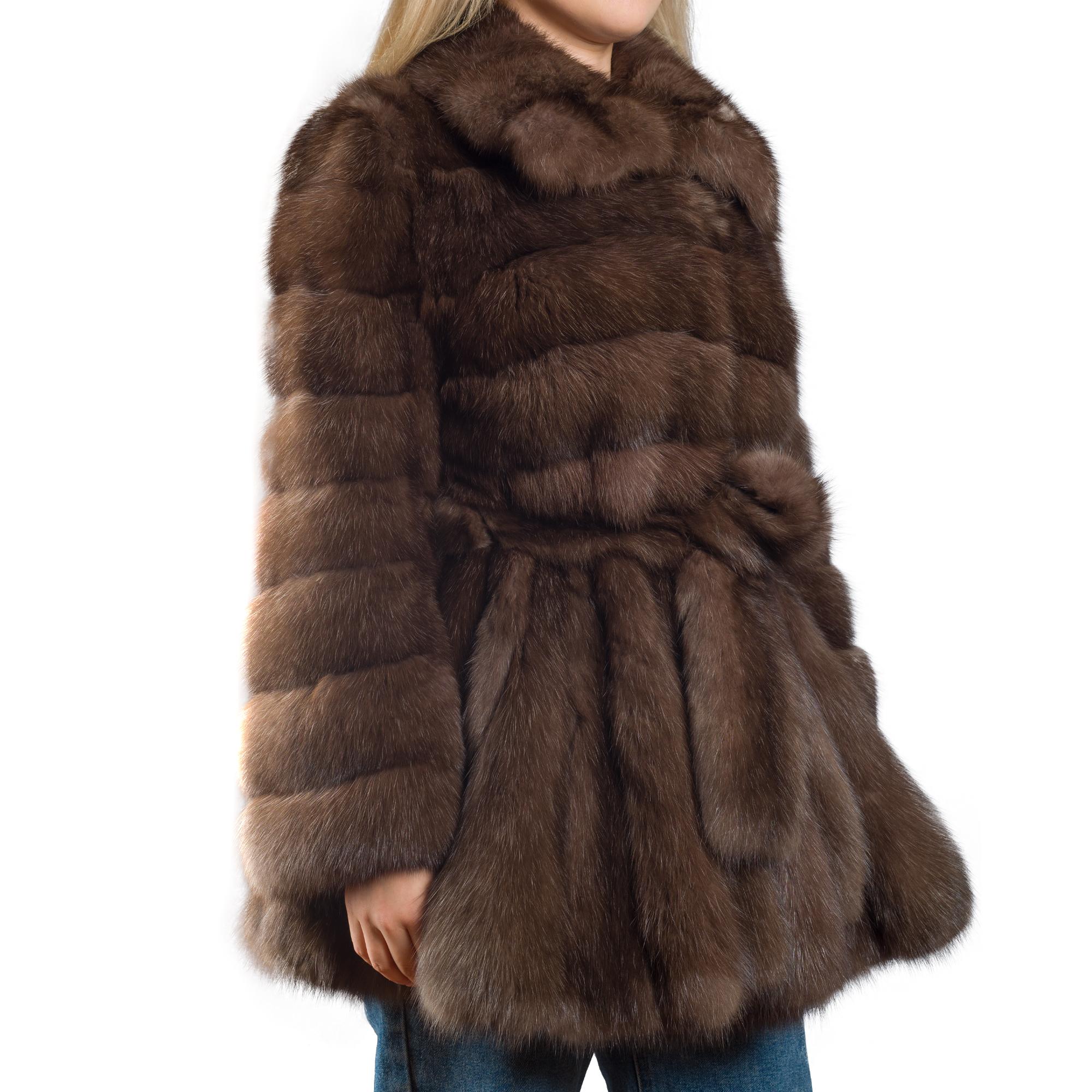 Tsoukas Bros è conosciuto in tutto il mondo per le incredibili Barguzine Sables russe che puoi acquistare esclusivamente da loro.

Questo cappotto in zibellino marrone naturale è caratterizzato da una disposizione orizzontale della pelliccia a