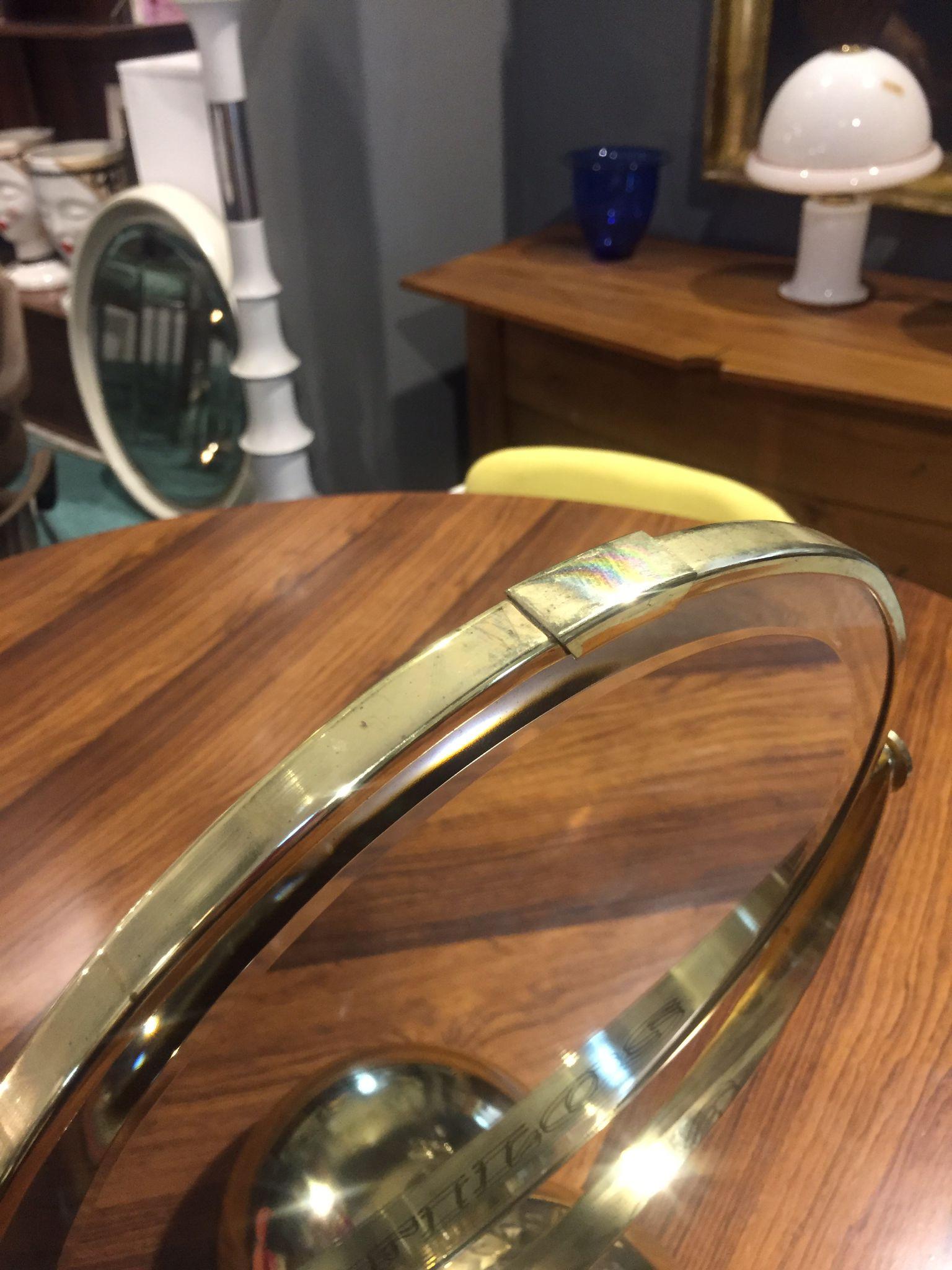 Verstellbarer doppelseitiger Tischspiegel aus vergoldetem Messing, Make-Up-Spiegel (Italienisch) im Angebot