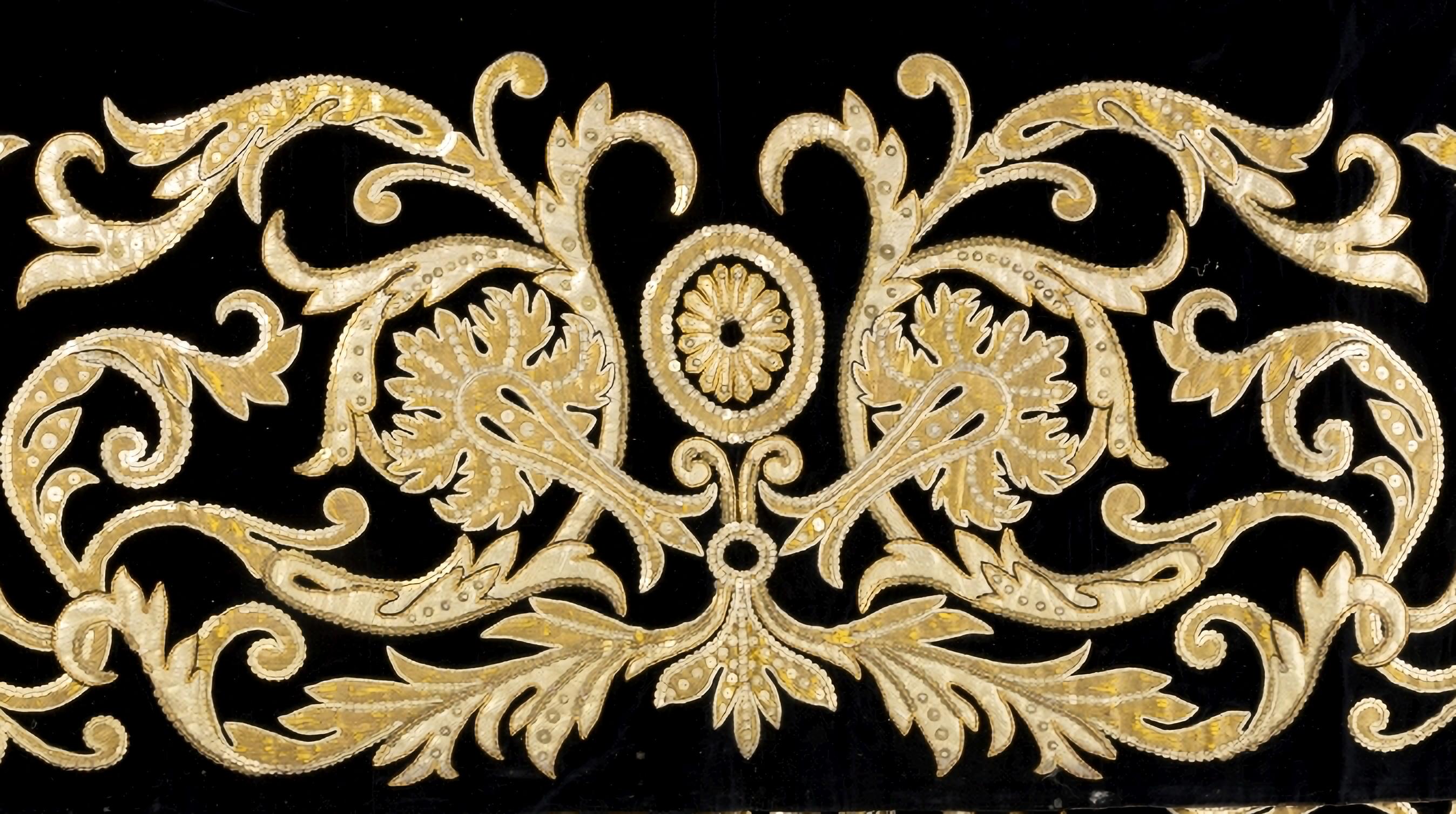 AMAZING TWO 18th Century ITALIAN ALTAR CLOTHS

in velvet embroidered with gold and silver thread.
Minimal Faults and Defects
Dim.: 64 x 148 cm.
good conditions
