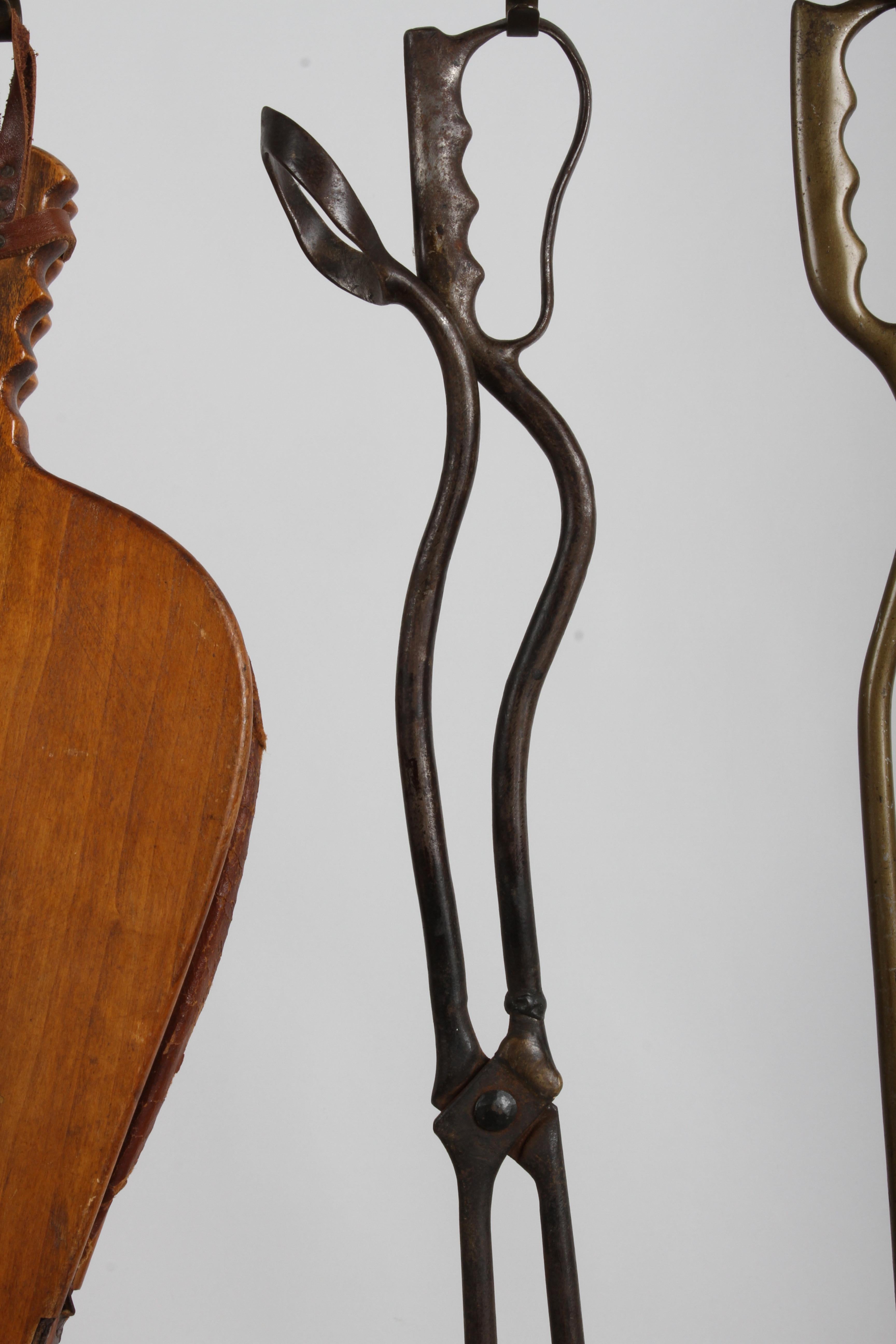 Amazing Unique Artisan Hand Wrought Italian Mid-Century Fireplace Tools & Stand en venta 2