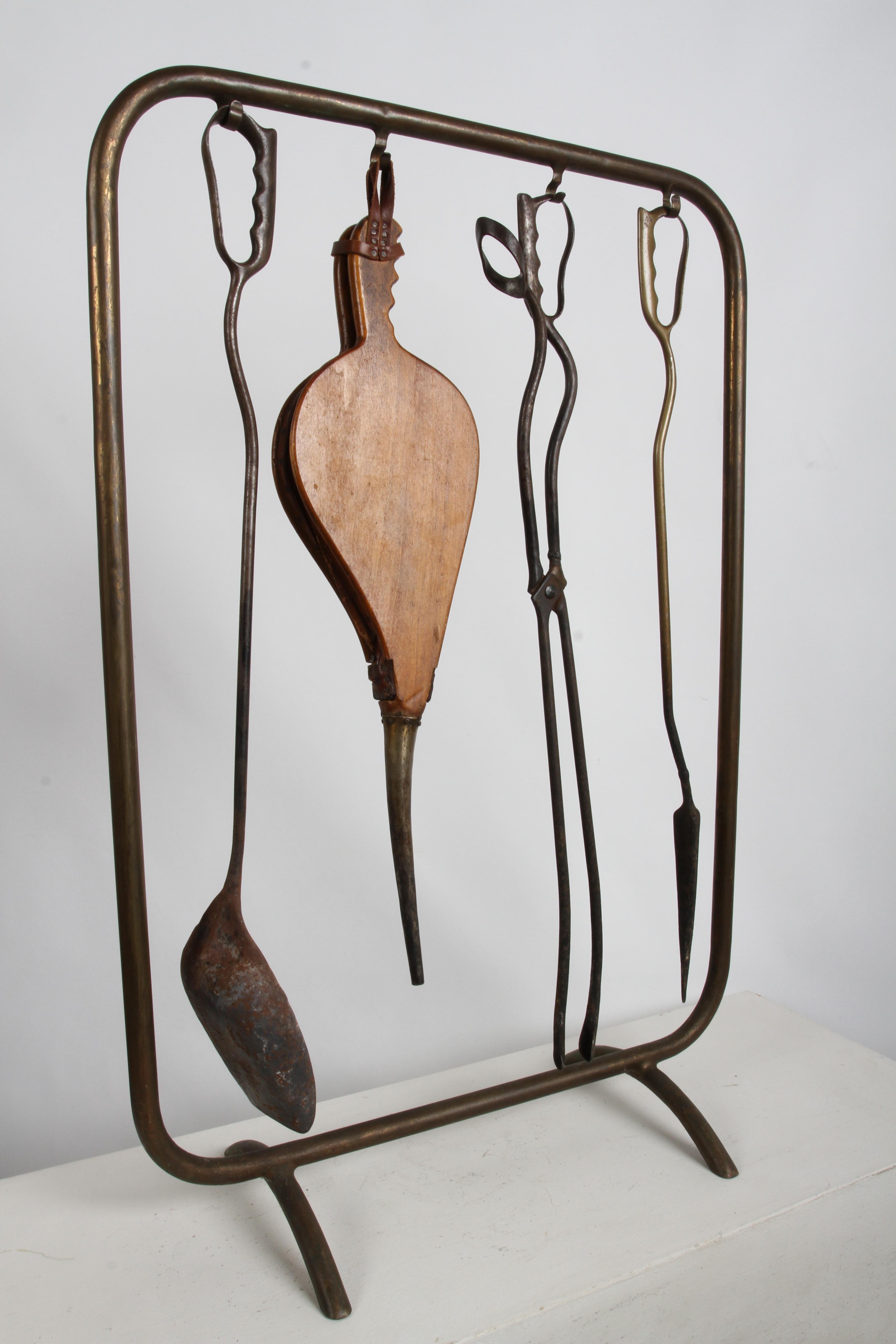 Amazing Unique Artisan Hand Wrought Italian Mid-Century Fireplace Tools & Stand en venta 3