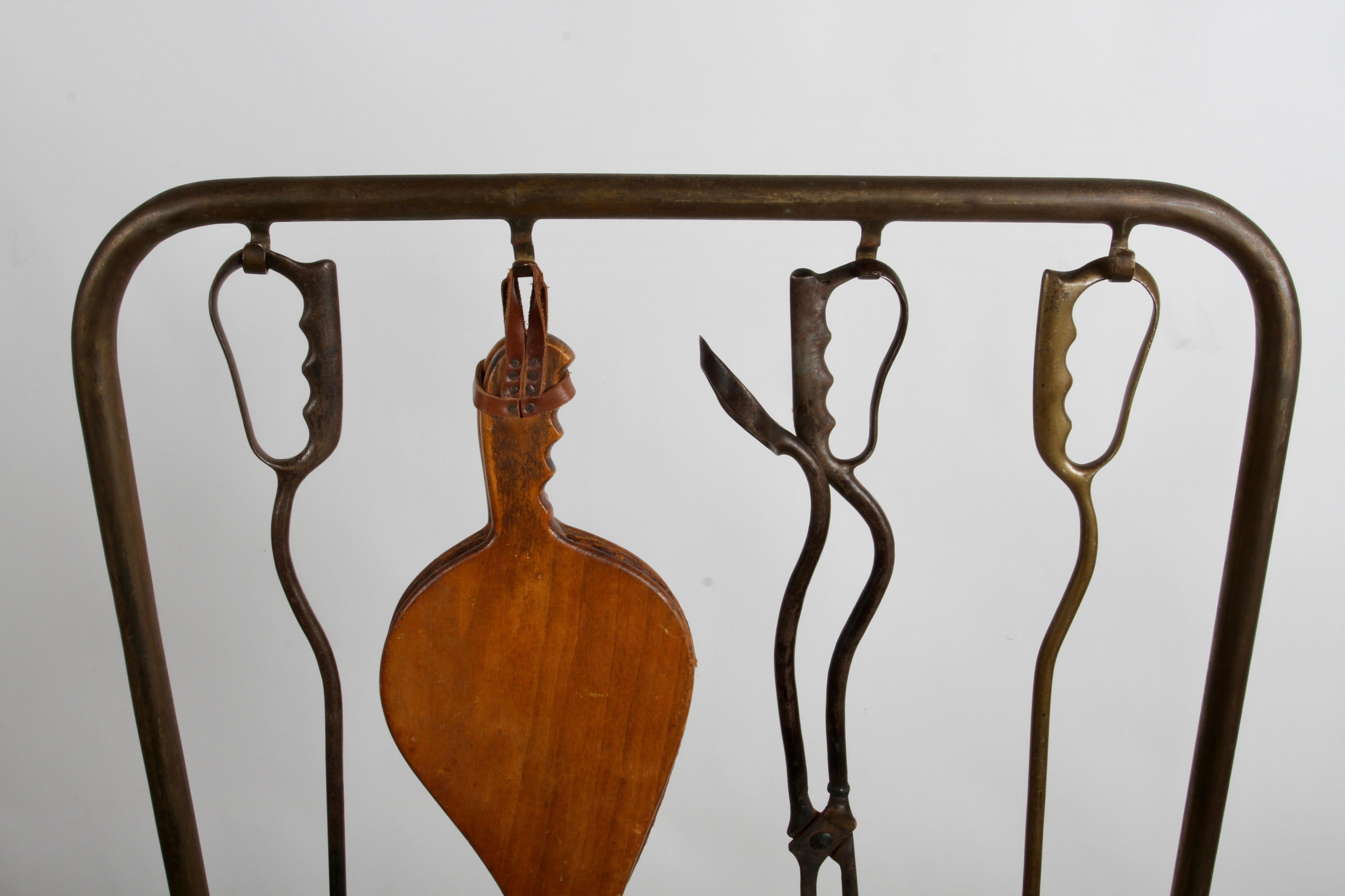 Amazing Unique Artisan Hand Wrought Italian Mid-Century Fireplace Tools & Stand Moderno de mediados de siglo en venta