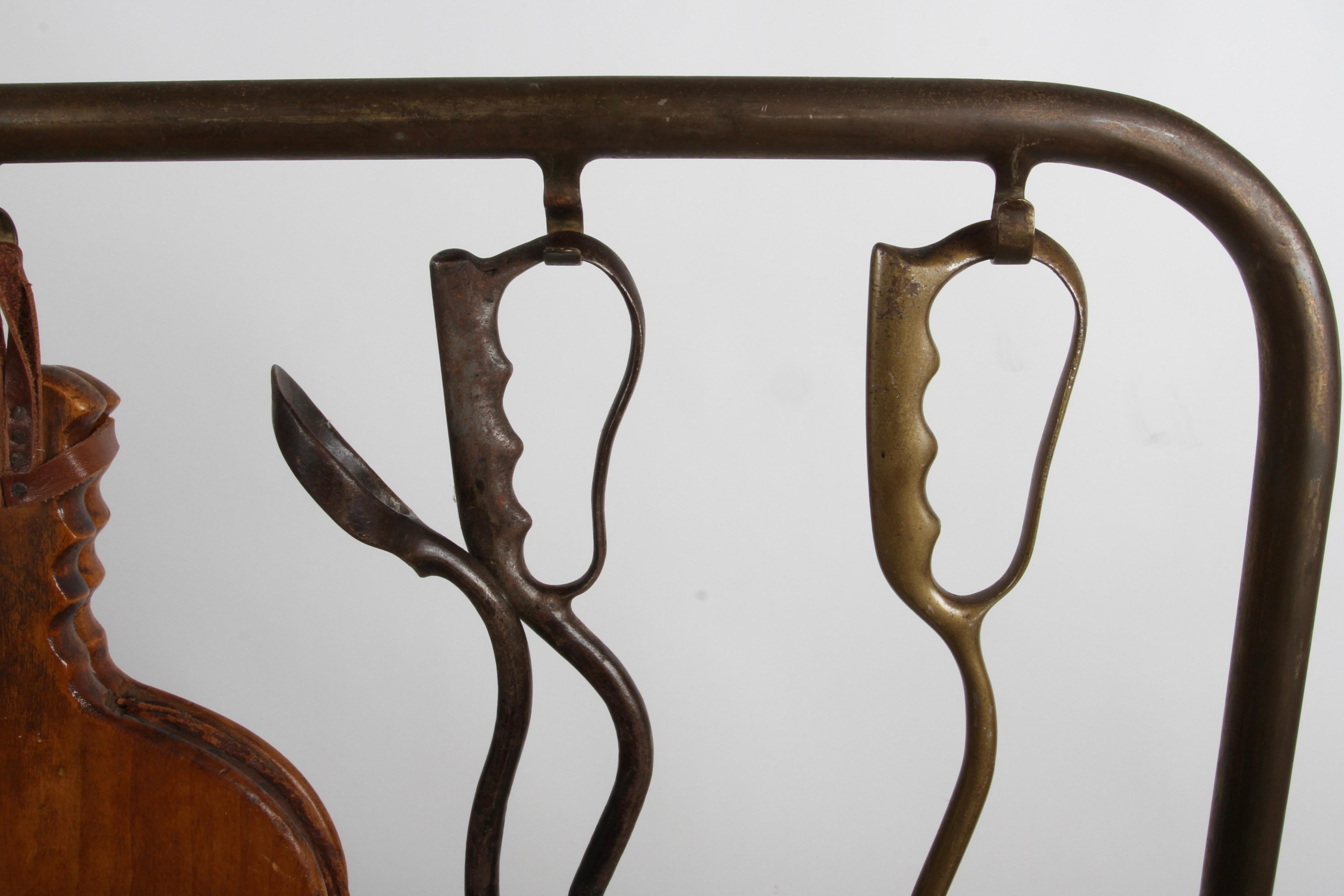 Amazing Unique Artisan Hand Wrought Italian Mid-Century Fireplace Tools & Stand Italiano en venta