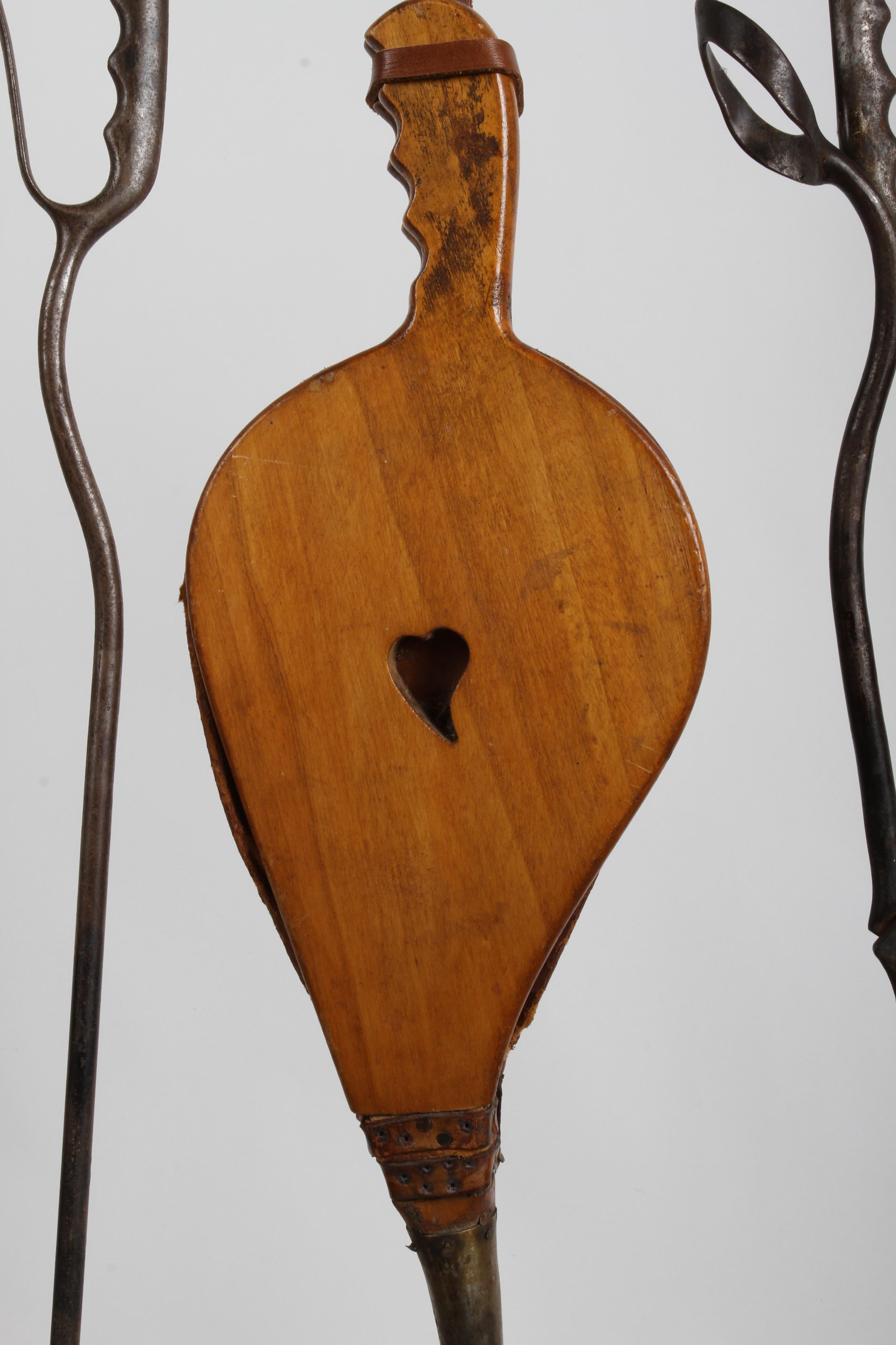 Amazing Unique Artisan Hand Wrought Italian Mid-Century Fireplace Tools & Stand en Bueno estado para la venta en St. Louis, MO