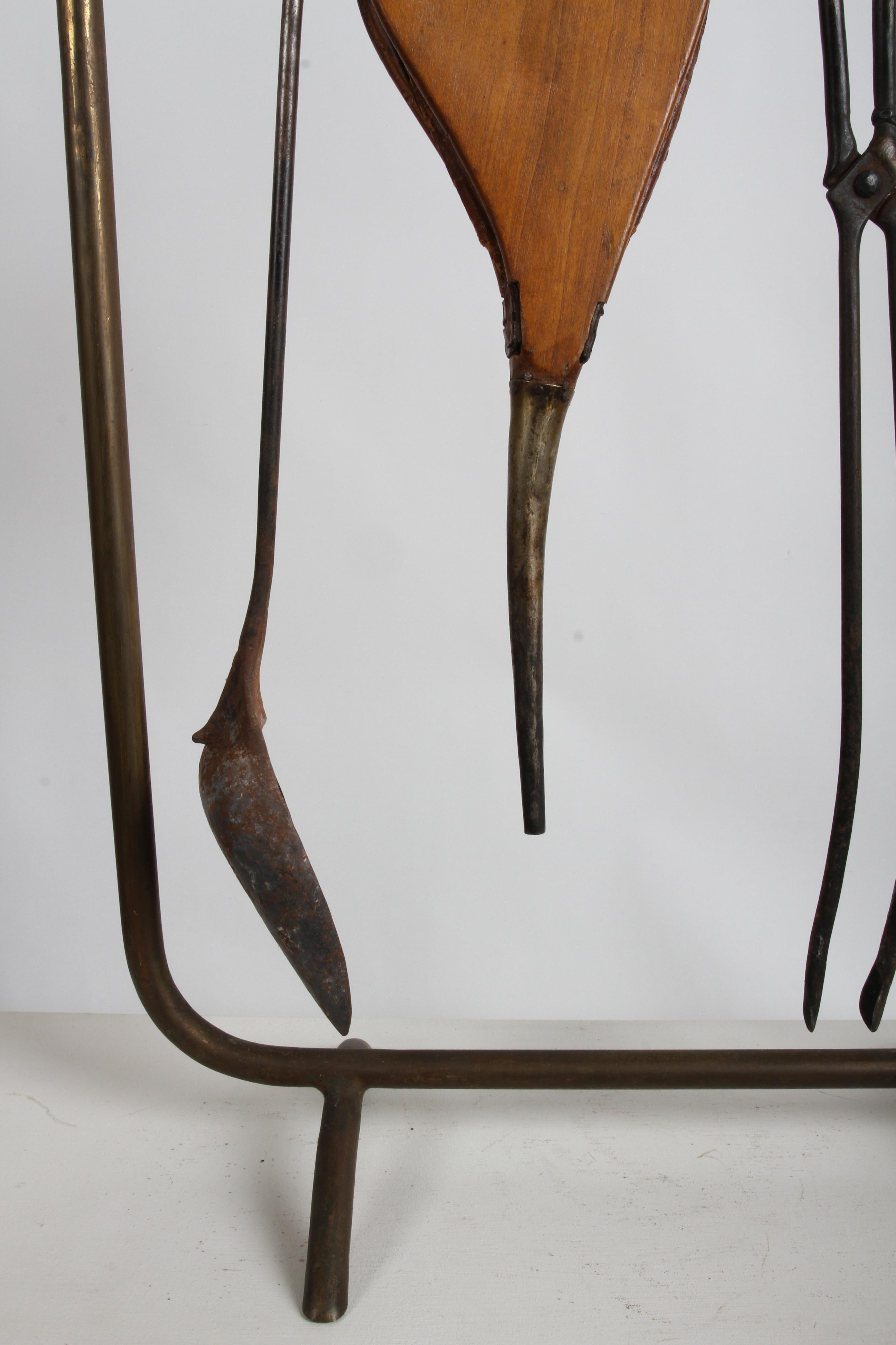 Amazing Unique Artisan Hand Wrought Italian Mid-Century Fireplace Tools & Stand Cuero en venta