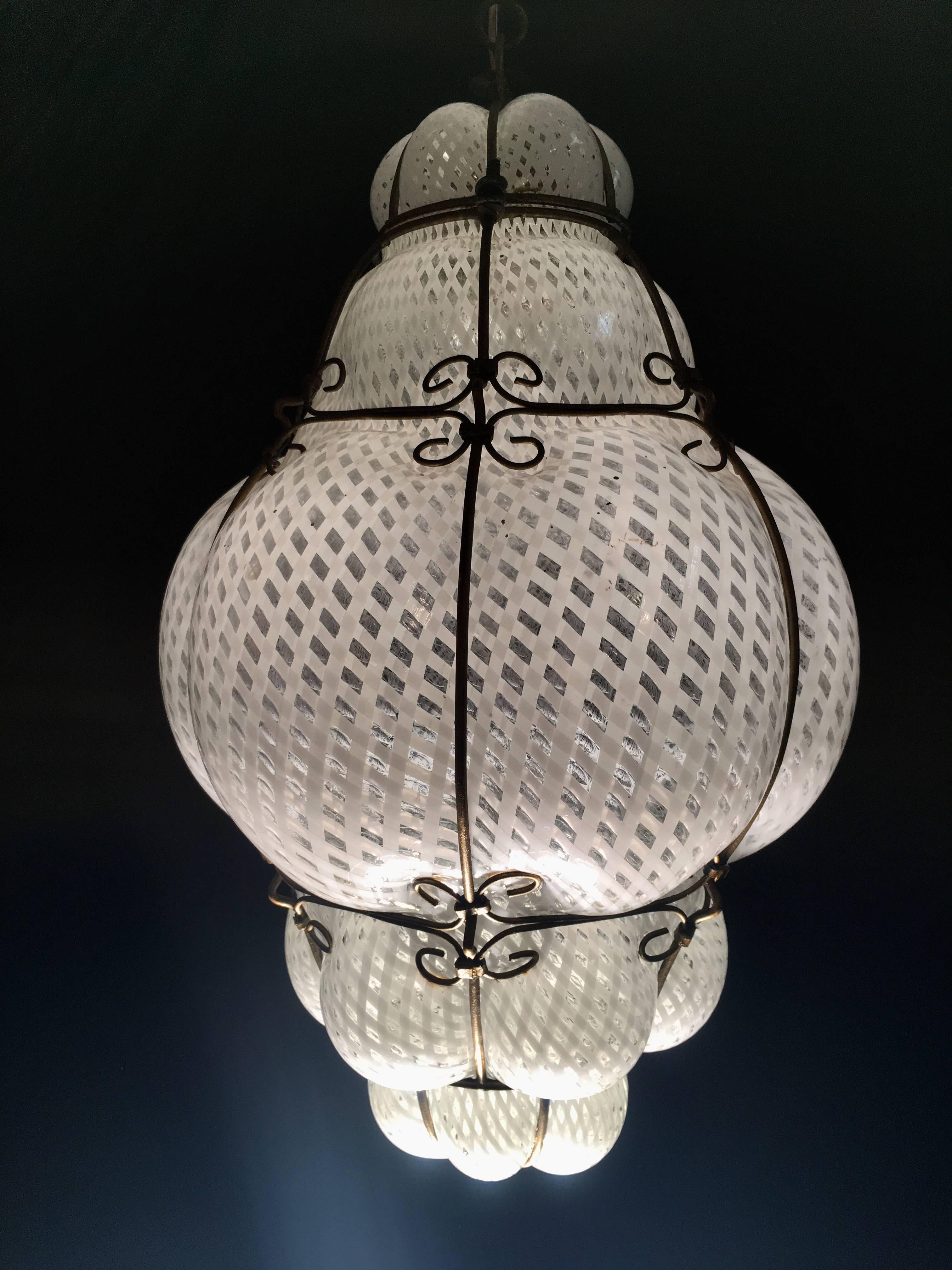 italien Incroyable lanterne vénitienne en verre Reticello de Murano, années 1940 en vente