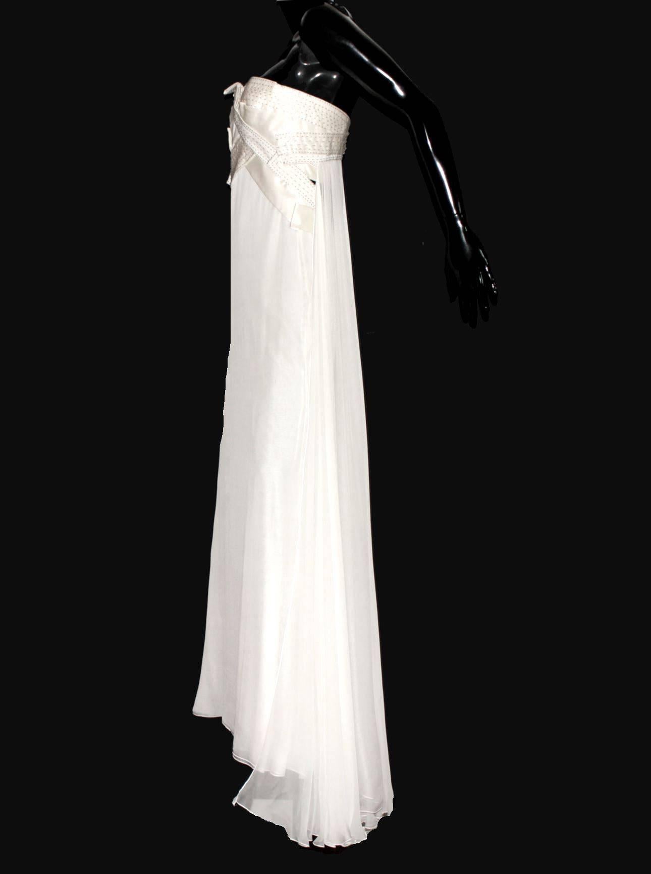 INCREDIBLE

VERSACE

GRECIAN GODDESS
WHITE SILK BEADED EVENING GOWN





    Gorgeous off-white evening gown inspired by the Grecian goddesses by VERSACE
    Strapless with sexy semi-open back decollete
    Beautiful details with discreet