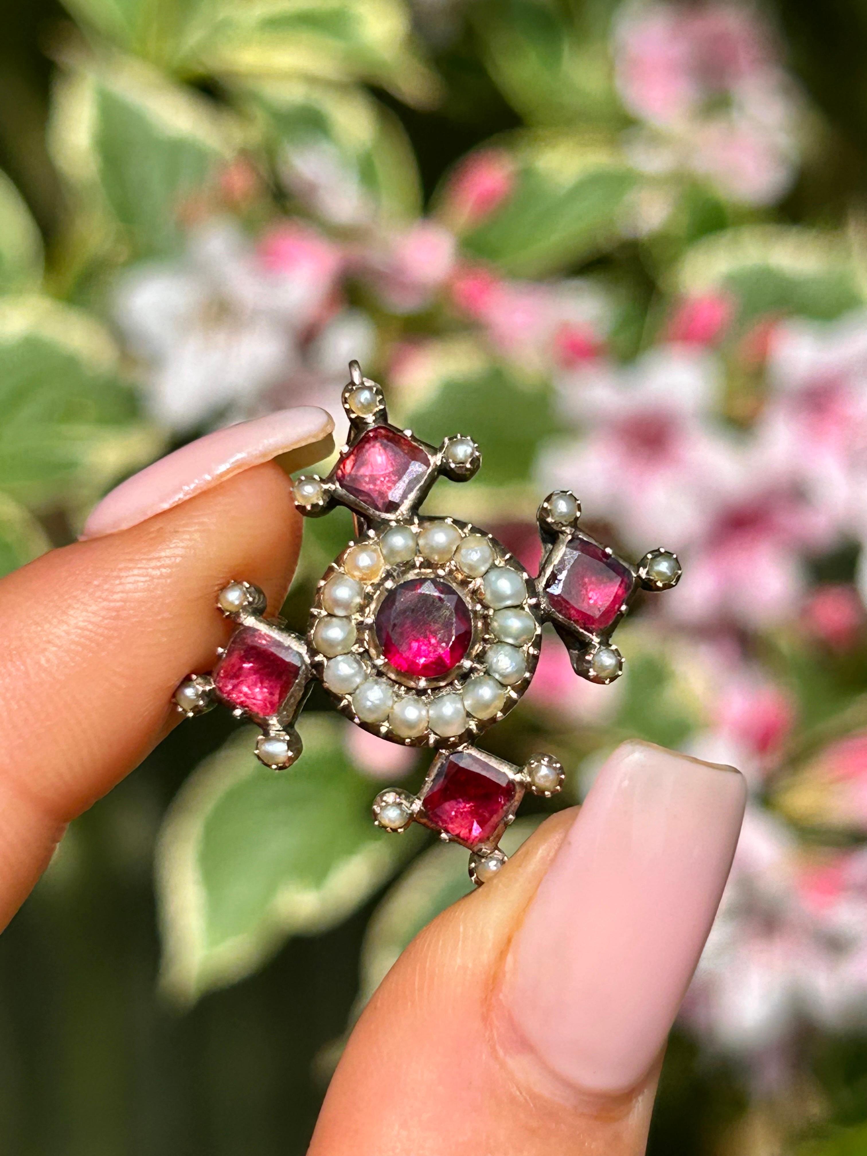 Sorprendente Broche / Colgante Victoriano de Oro con Granate y Perla de Corte Plano en venta 1