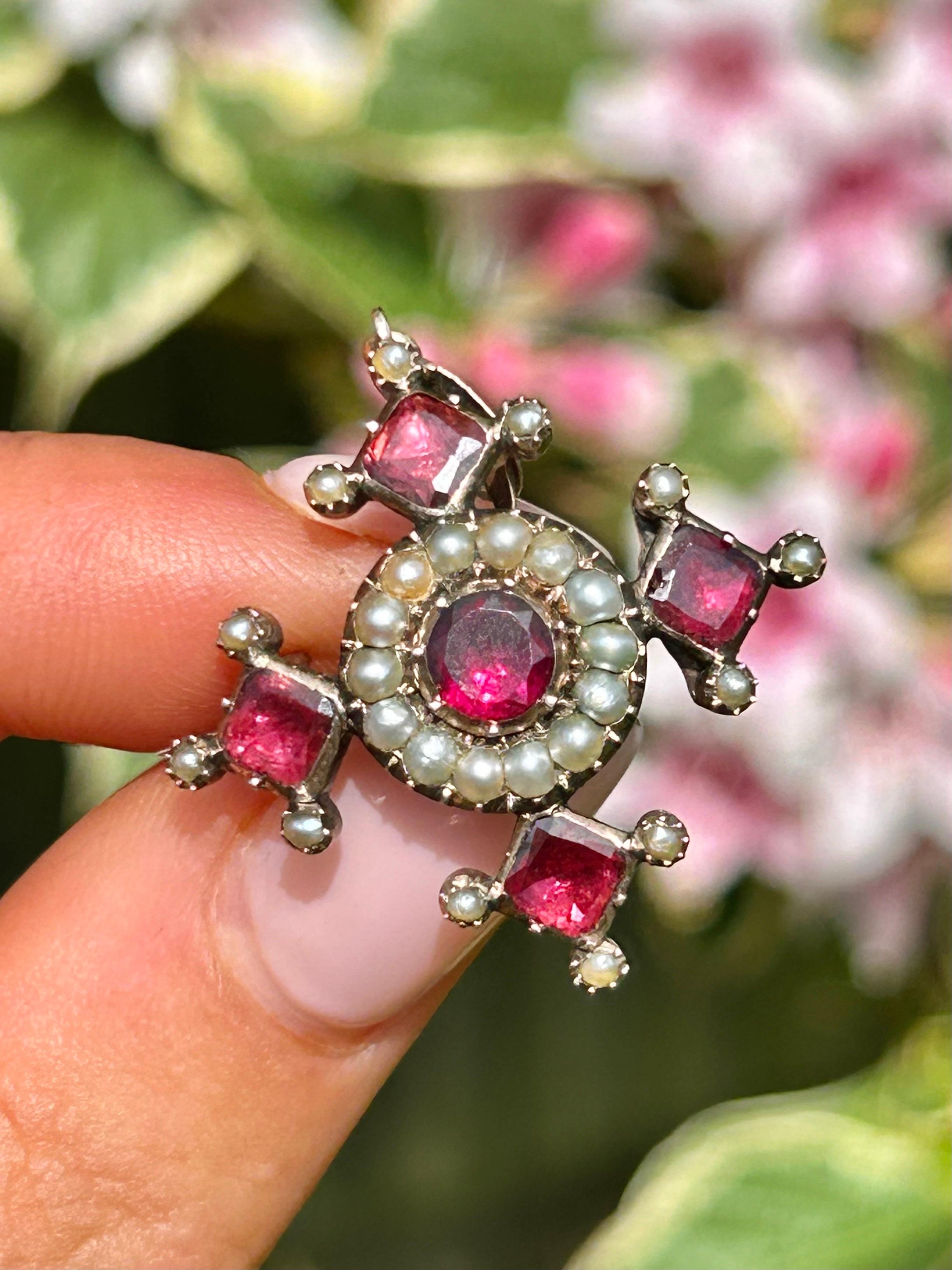 Amazing Victorian Flat Cut Garnet and Pearl Gold Brooch / Pendant For Sale 2