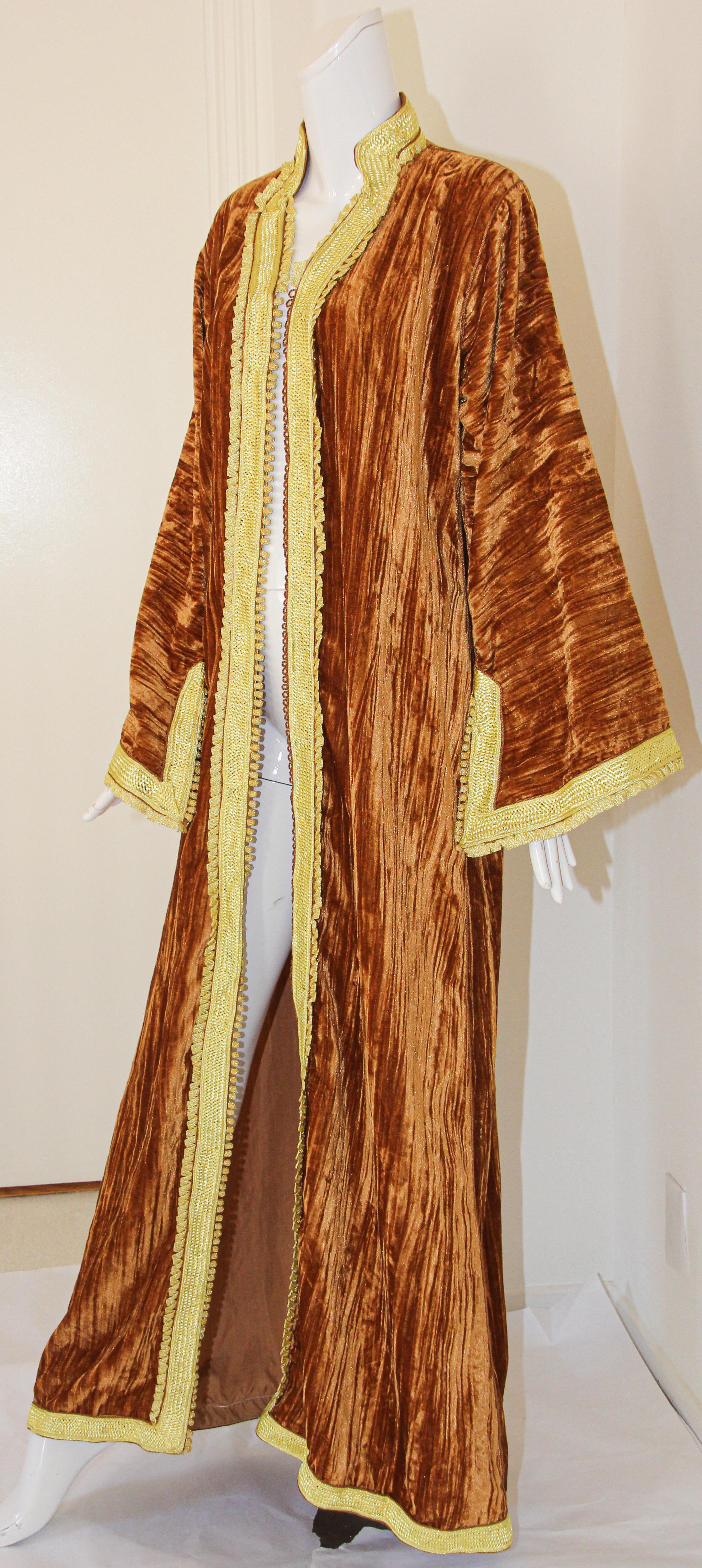 Superbe caftan vintage, velours caramel et broderie dorée, vers les années 1960 en vente 9