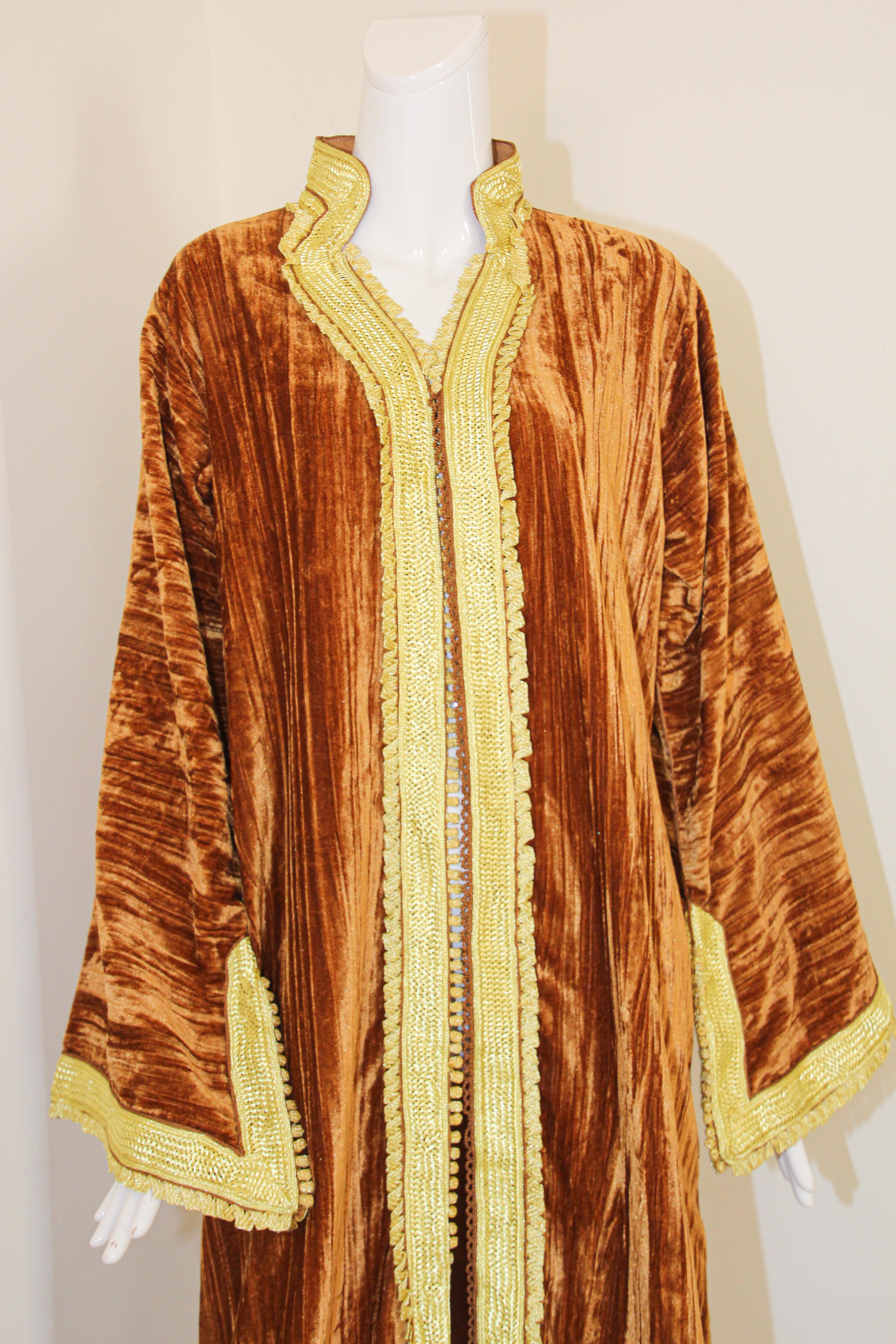 Amazing Vintage Caftan, Caramel Velvet and Gold Embroidered, ca. 1960s In Good Condition For Sale In North Hollywood, CA