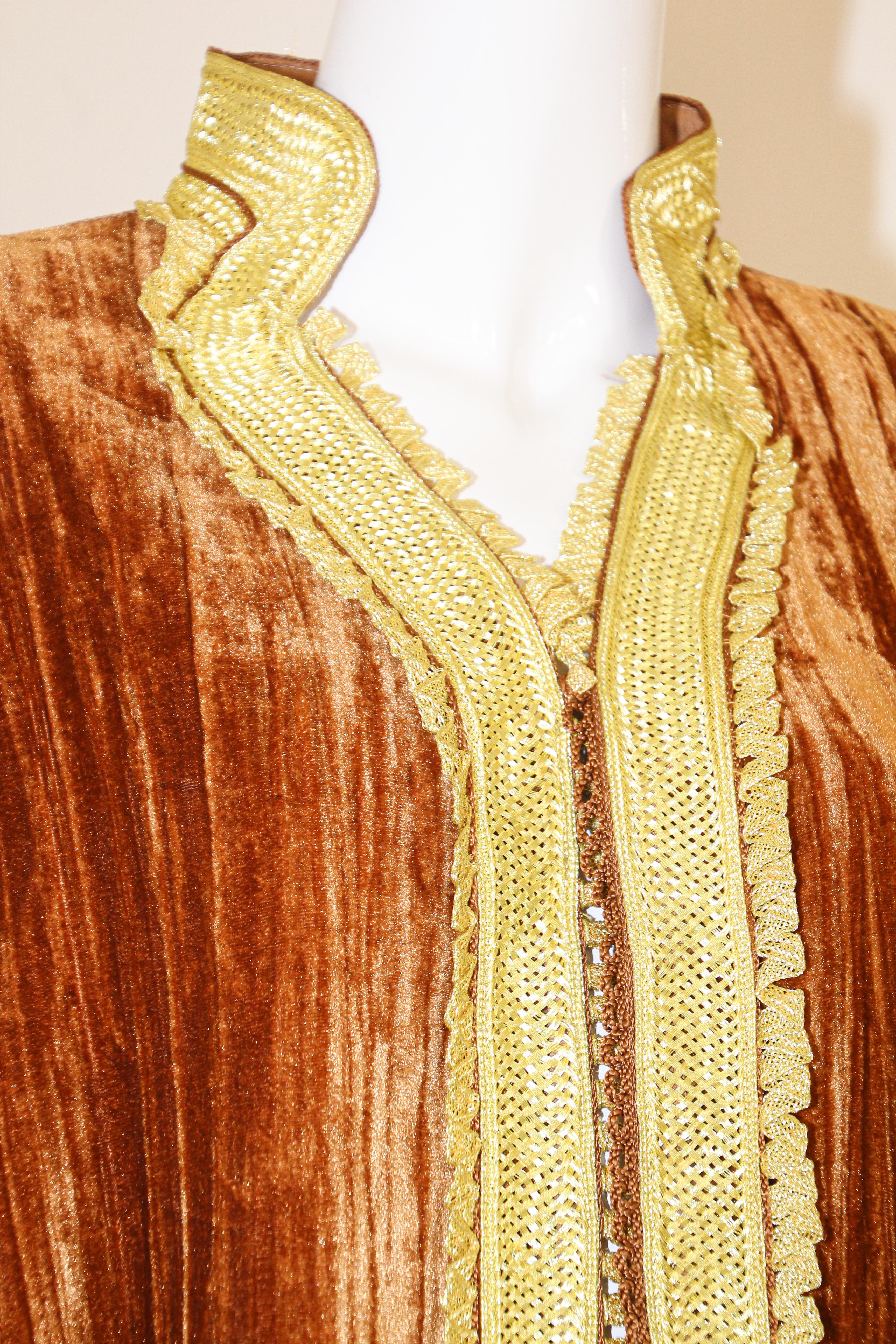 Milieu du XXe siècle Magnifique caftan vintage, velours caramel et brodé d'or, années 1960 en vente