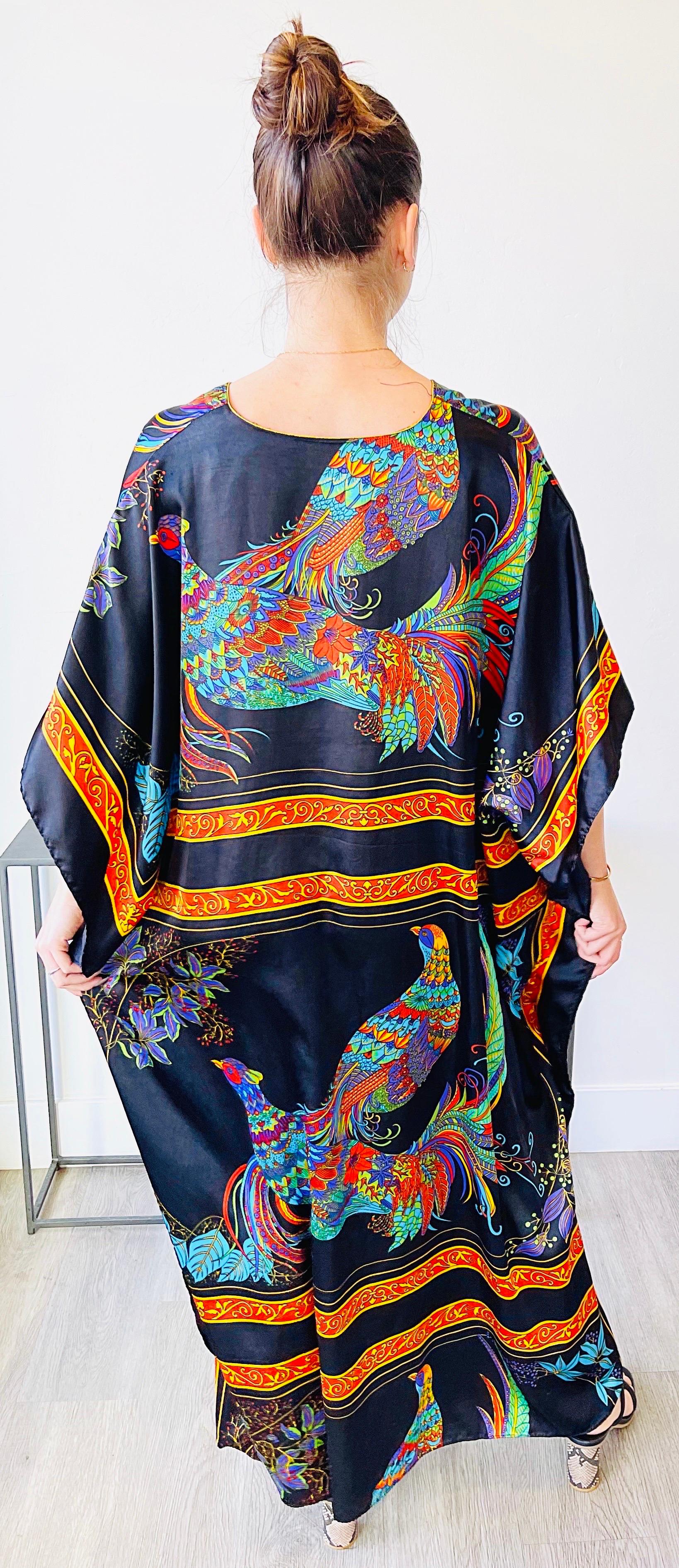 Amazing vintage pheasant bird print caftan! Features bright colors of blue, green, turquoise, orange, yellow, and red on a black background.
One size fits most
In great condition 