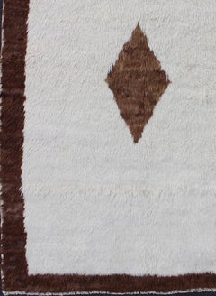 Erstaunlicher türkischer Tulu-Teppich im Vintage-Stil mit minimalistischem Design in Weiß und Braun