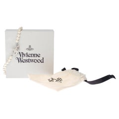 Erstaunlich  Vivienne Westwood Halskette mit Perlenreproduktion und silbernen Beschlägen