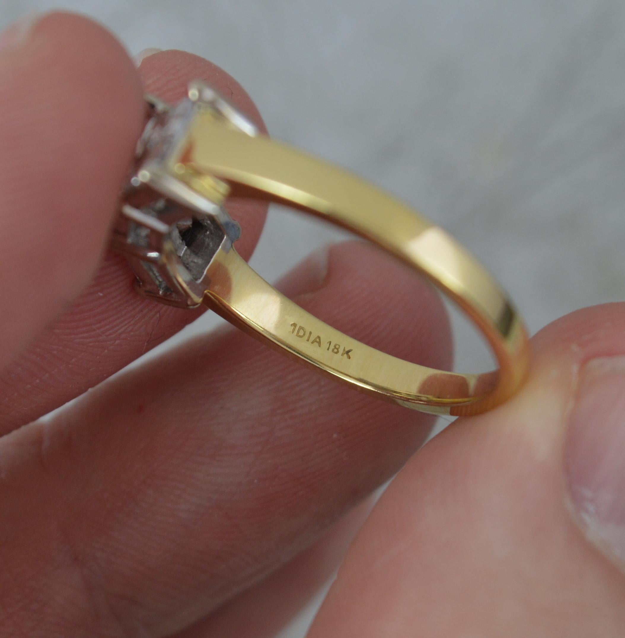 Dreifacher Cluster-Ring, VS 1,00 Karat Diamant und 18 Karat Gelbgold im Zustand „Hervorragend“ im Angebot in St Helens, GB