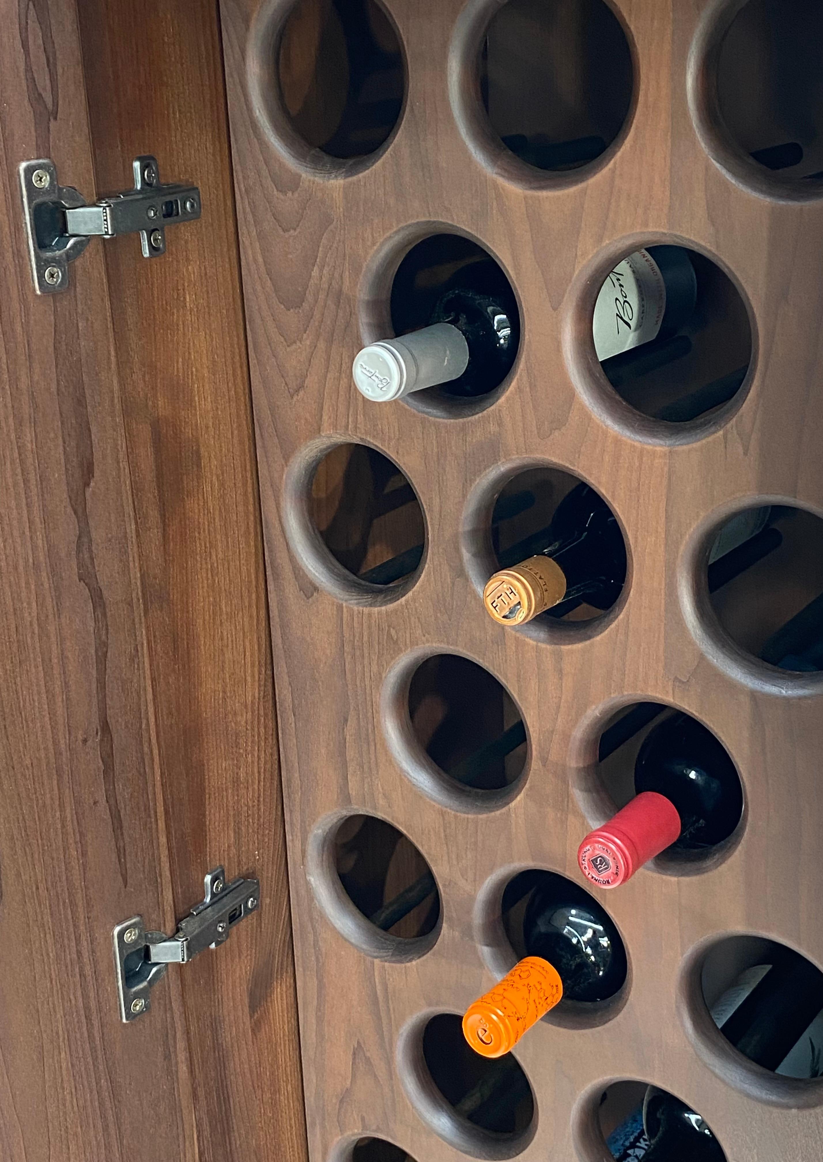 Cette combinaison attrayante de 23 bouteilles de vin, d'un grand espace de rangement, d'un présentoir pour les verres à pied et d'une table de service est distinctement attrayante et efficace. 

Fabriqué à la main en bois de tremble massif, d'une