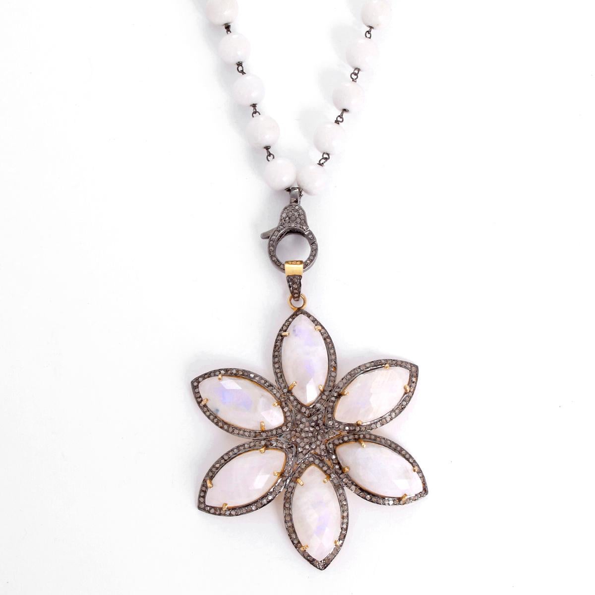 Incredibile collana con ciondolo a stella in agata bianca e pietra di luna In condizioni Nuovo in vendita a Dallas, TX