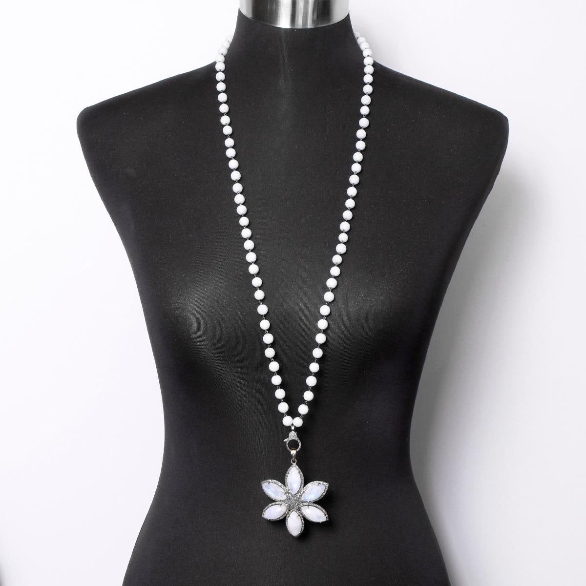 Incredibile collana con ciondolo a stella in agata bianca e pietra di luna in vendita 2