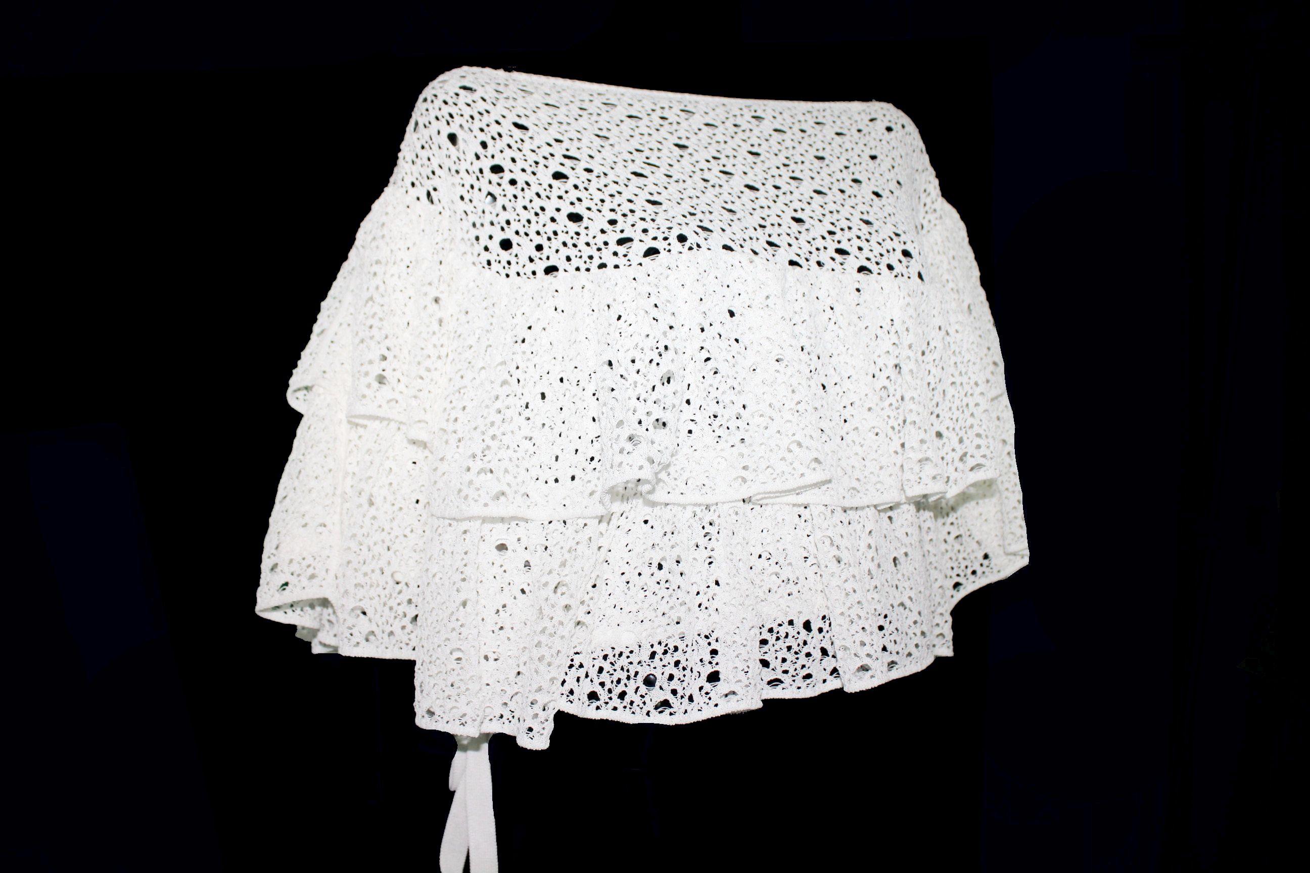 CHANEL Weißes gehäkeltes Stricktop im Carmen-Stil mit kalten Schurwolle-Bluse, gesehen auf Mohnbluse Damen im Angebot