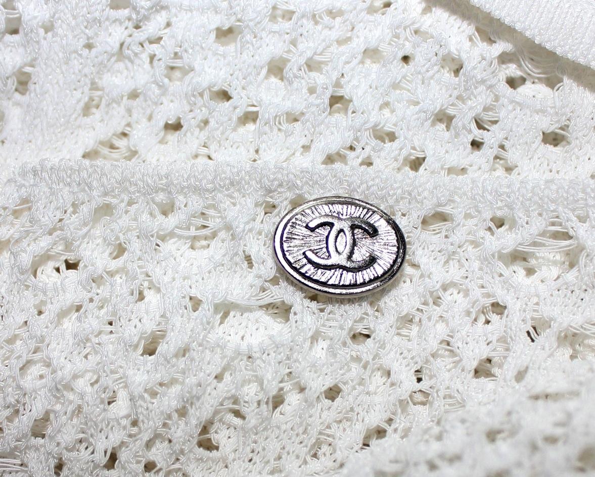 CHANEL Chemisier à épaules dénudées en maille crochetée blanche style Carmen style coquelicot, vu sur le dessus en vente 1