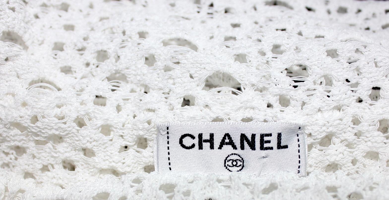 CHANEL Weißes gehäkeltes Stricktop im Carmen-Stil mit kalten Schurwolle-Bluse, gesehen auf Mohnbluse im Angebot 2