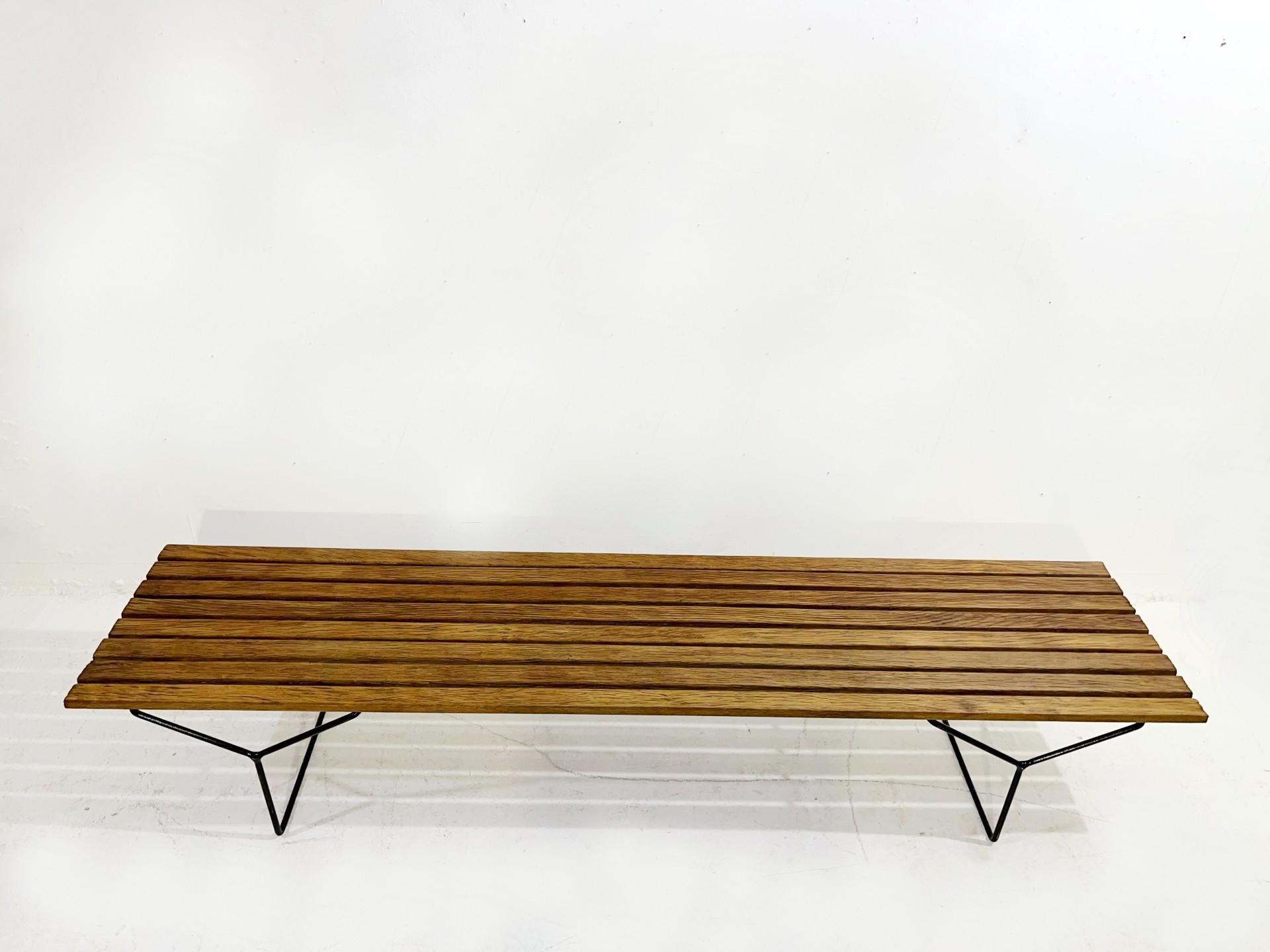 Magnificent bench by Harry Bertoia for Knoll from the mid-century.
This magnificent bench made of oak wood and a black metal leg is in very good vintage condition.
It has been restored in order to give it a little youthful taste. As you can see in