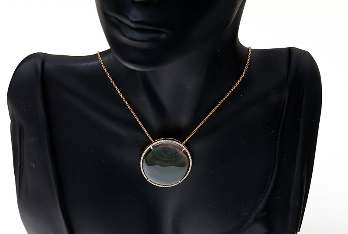 Round Cut Amazing Yellow Gold Mother-of-Pearl and Diamond Necklace For Sale