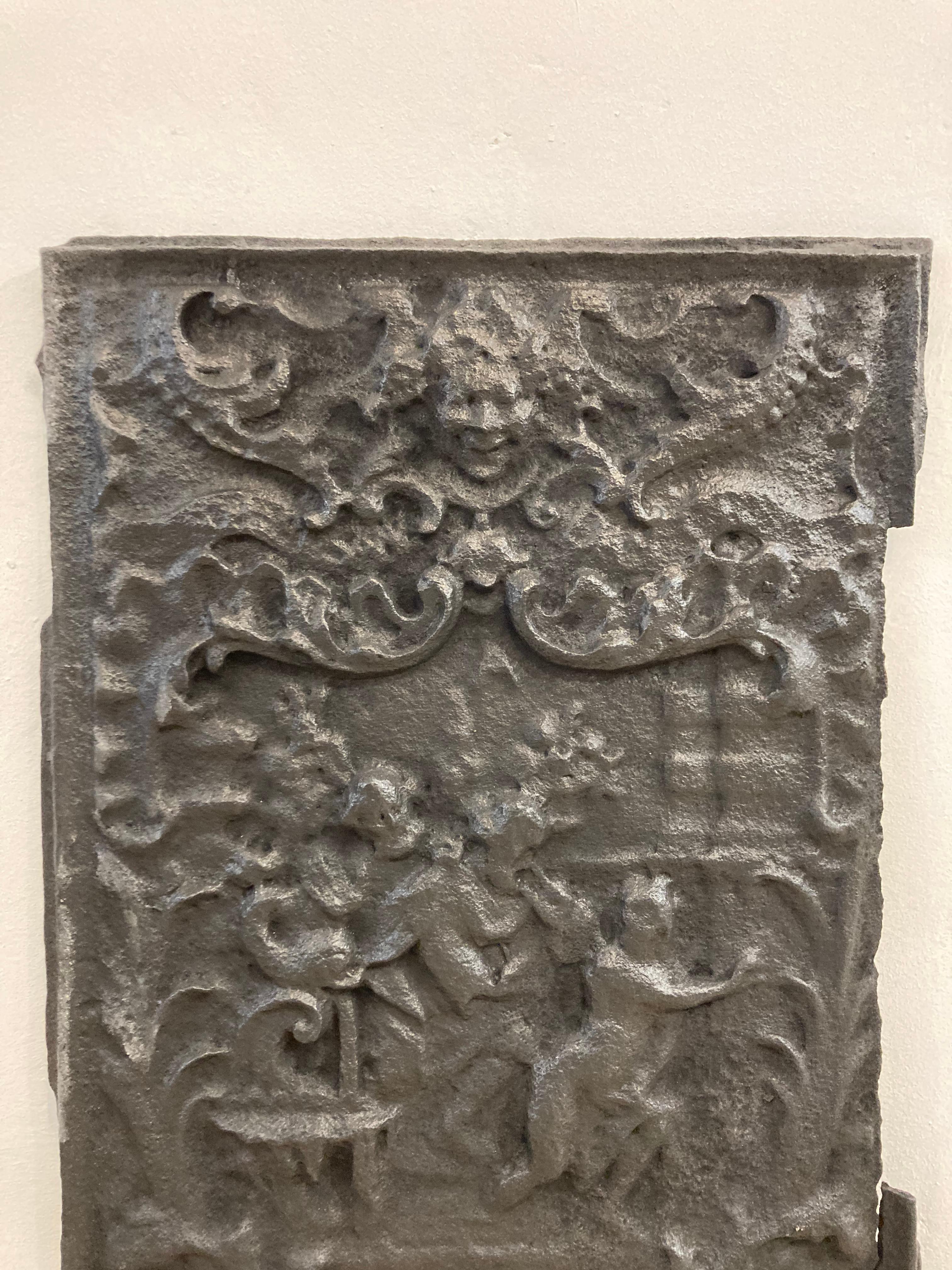 Superb tal cast iron fireback or backsplash.
This beautifully detailed fireback was originally a piece of a 17th century stove.
These were taken apart and sold separately.

Beautiful piece, shows its age.