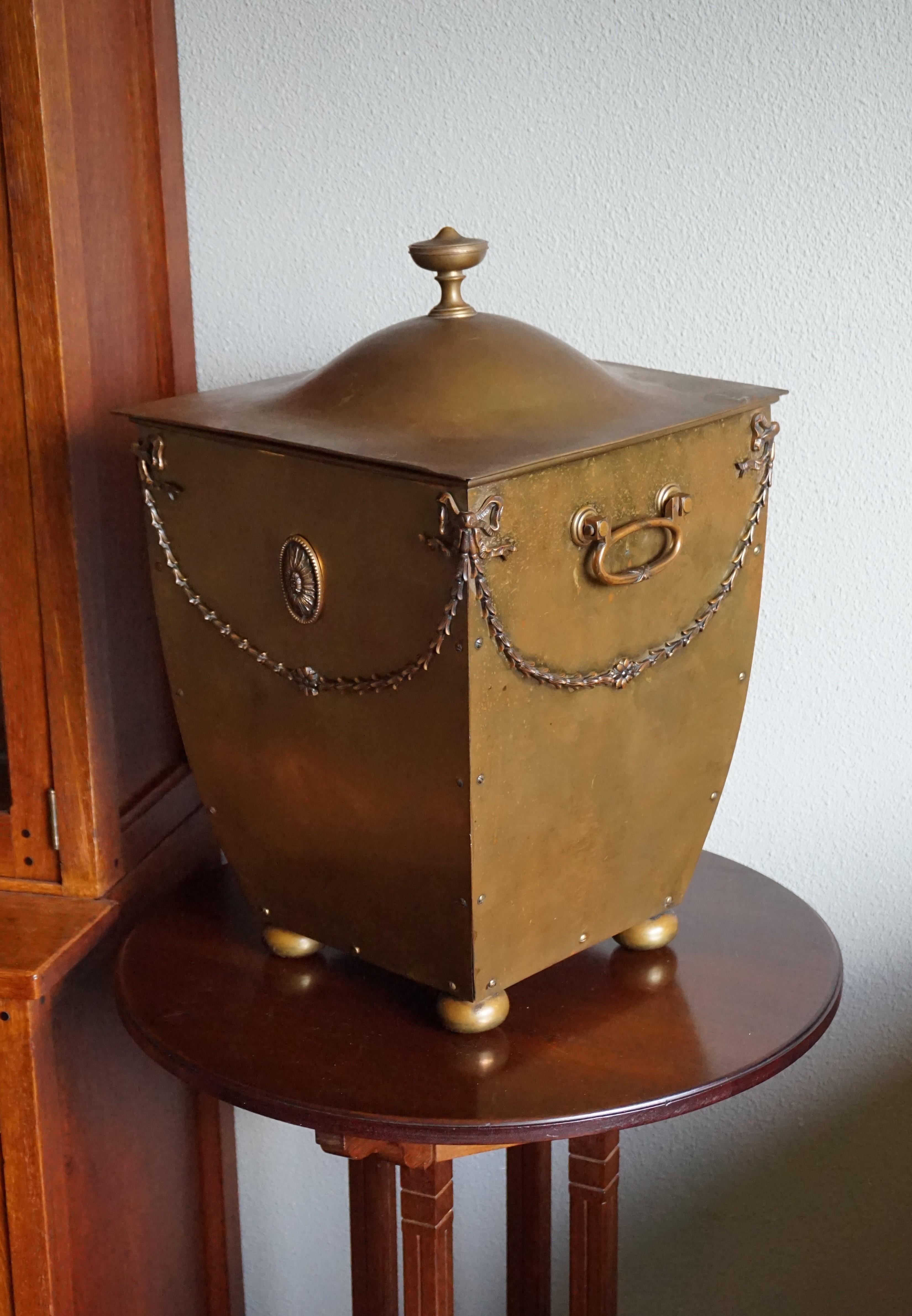 Increíblemente original, cubo de carbón para chimenea de bronce y latón hecho a mano a finales del siglo XIX 7
