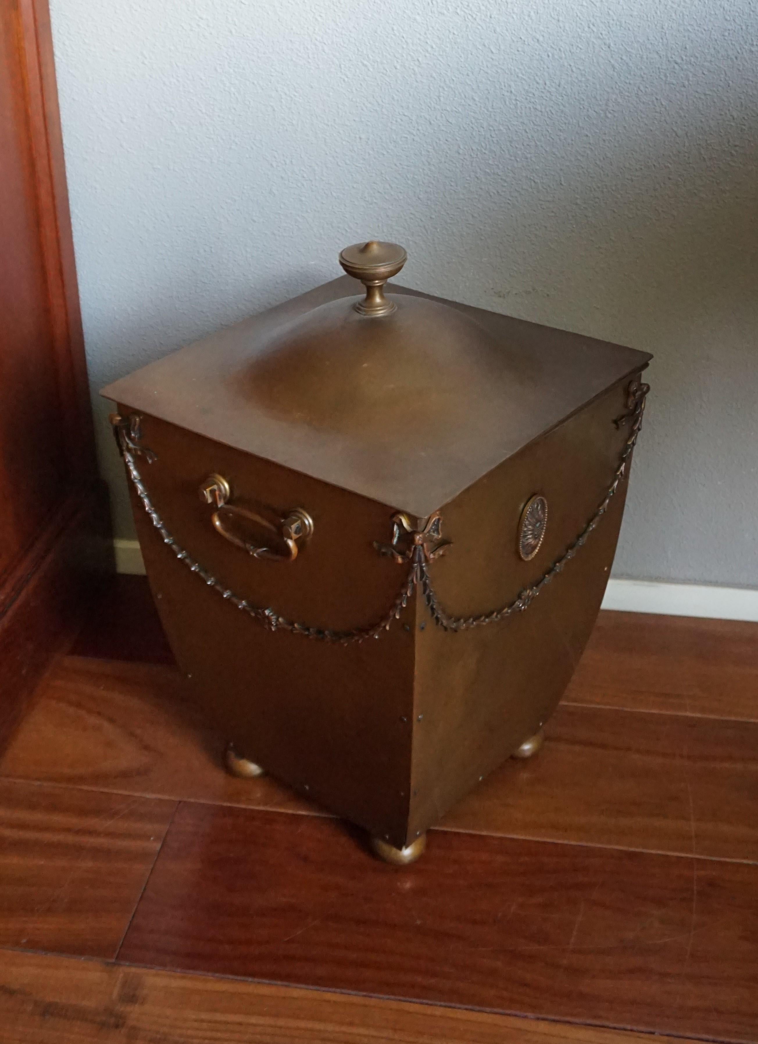 Increíblemente original, cubo de carbón para chimenea de bronce y latón hecho a mano a finales del siglo XIX 12