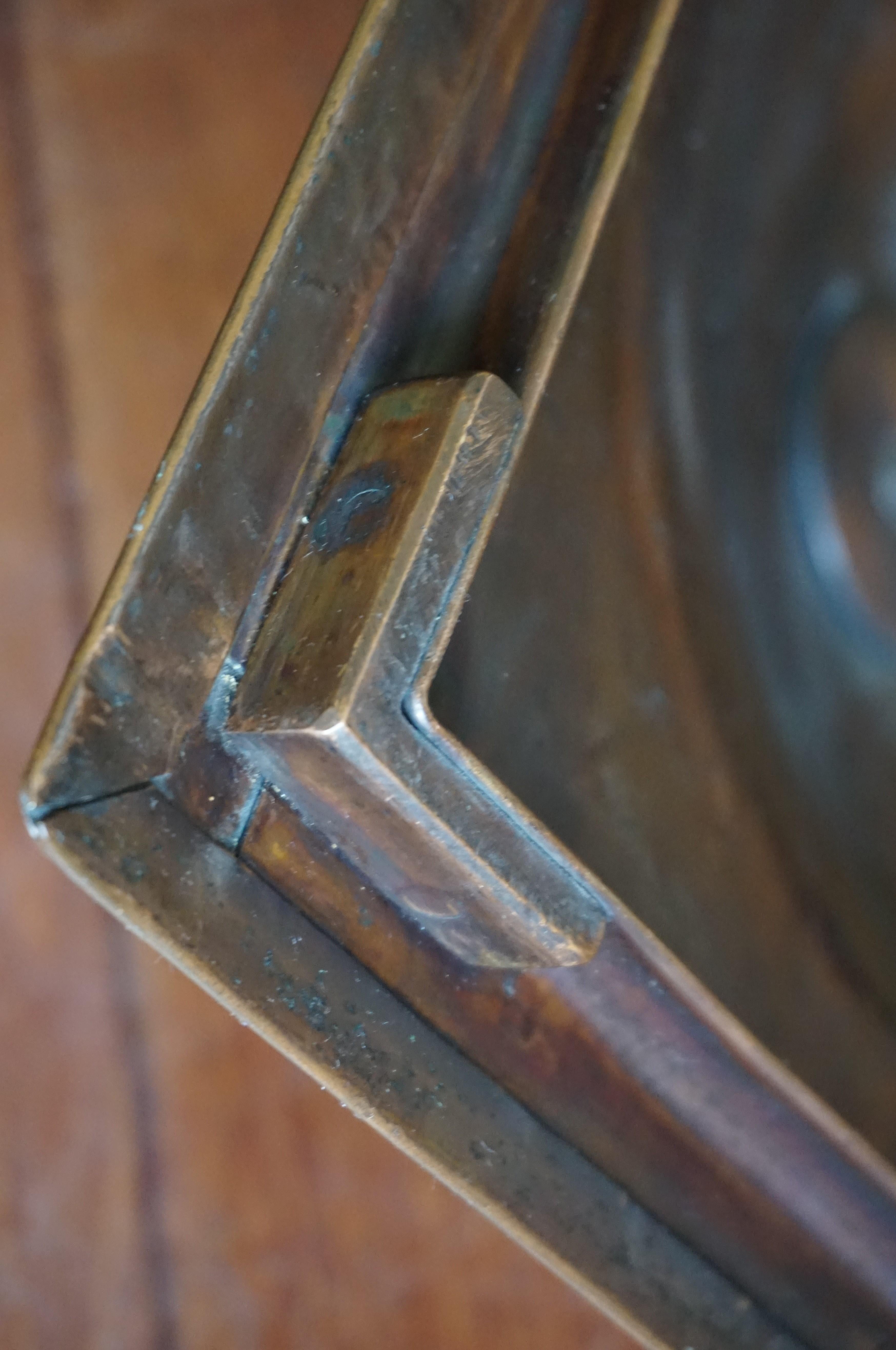 Increíblemente original, cubo de carbón para chimenea de bronce y latón hecho a mano a finales del siglo XIX 1
