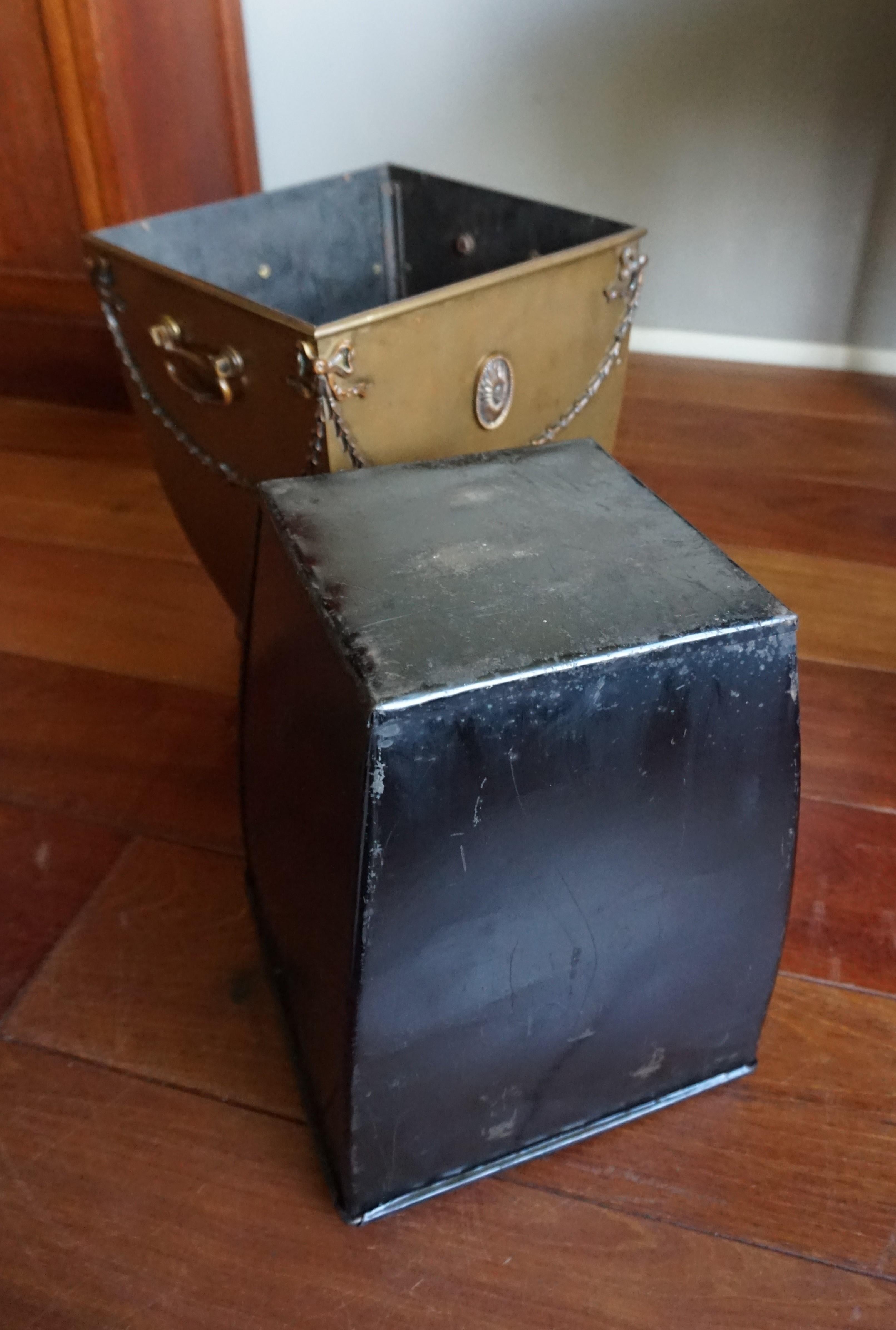 Increíblemente original, cubo de carbón para chimenea de bronce y latón hecho a mano a finales del siglo XIX 2