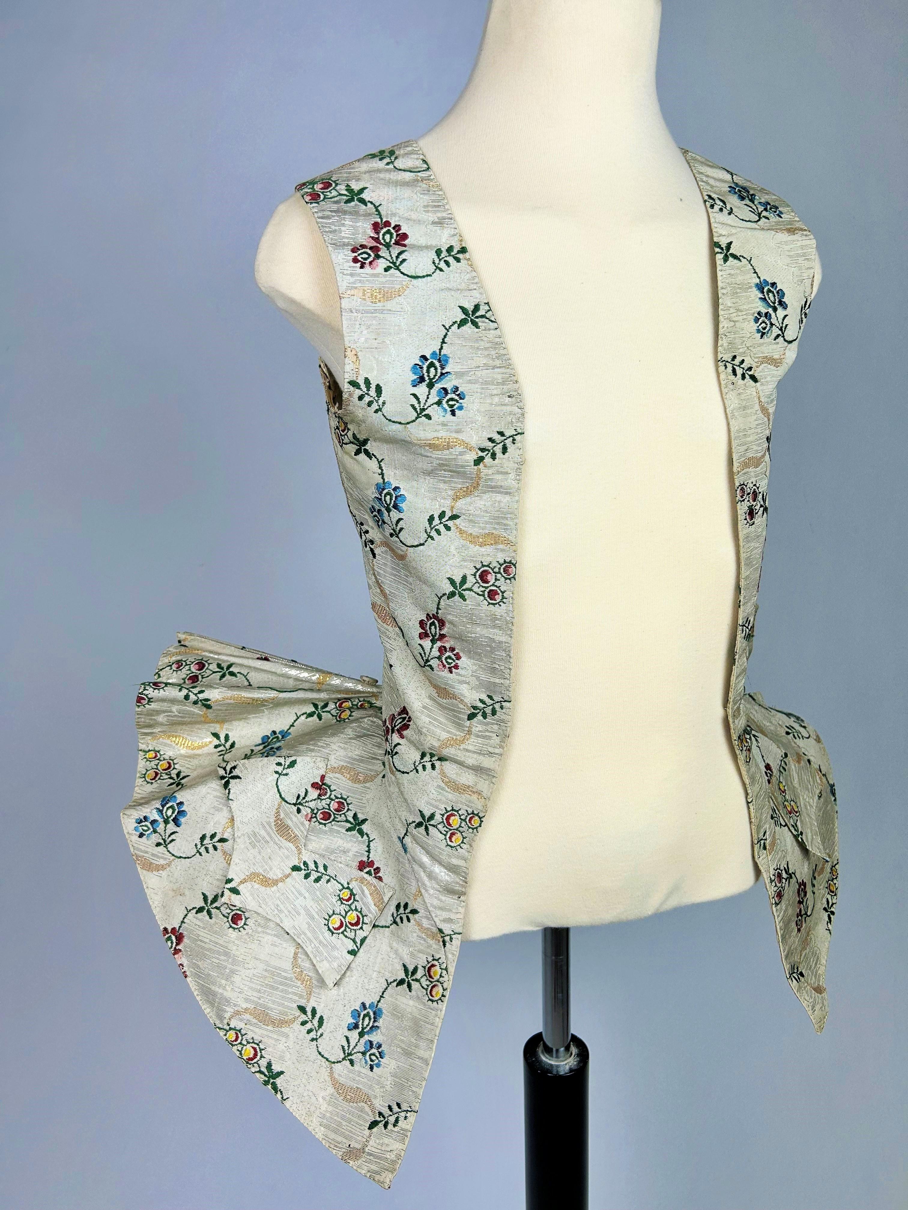 Amazon bodice in silver and gold lamé cloth - England or Europe Circa 1750-1760 For Sale 7