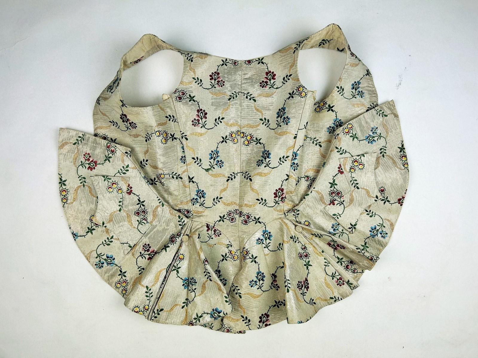 Amazon bodice in silver and gold lamé cloth - England or Europe Circa 1750-1760 For Sale 10
