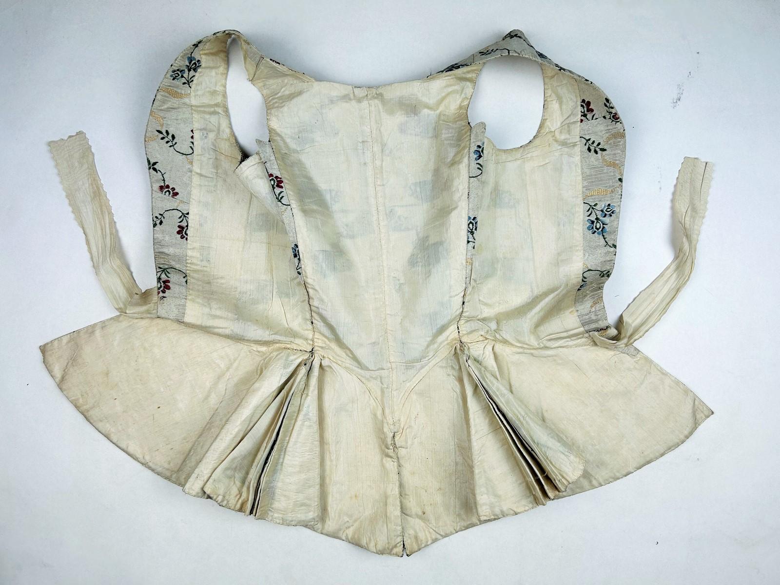 Amazon bodice in silver and gold lamé cloth - England or Europe Circa 1750-1760 For Sale 11