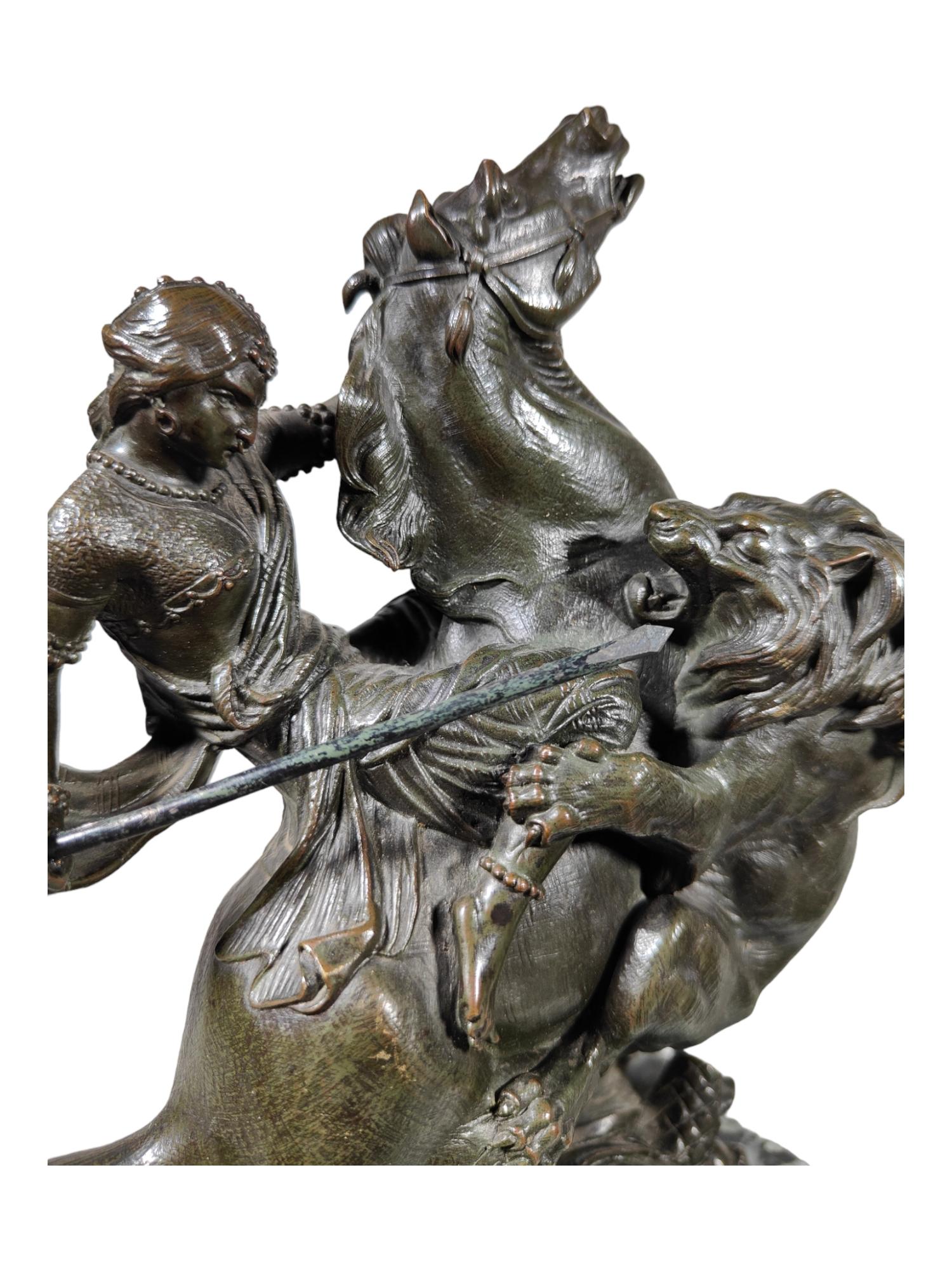Amazone à cheval attaquée par un tigre August-Karl-Edouard Kiss Statue en bronze Allemagne
L'Amazone montée attaquée par un LION est l'œuvre du sculpteur allemand Auguste Kiss. Pris au milieu de l'attaque, les personnages traduisent la violence et